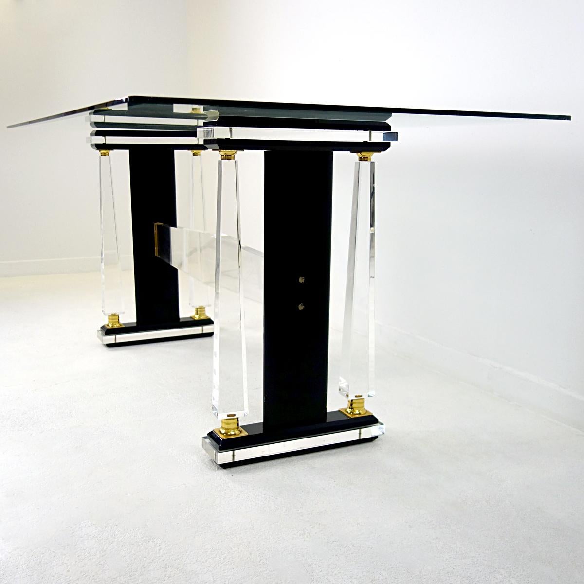 20th Century Hollywood Regency Dining Table in Glass and Plexiglass with Brass Details