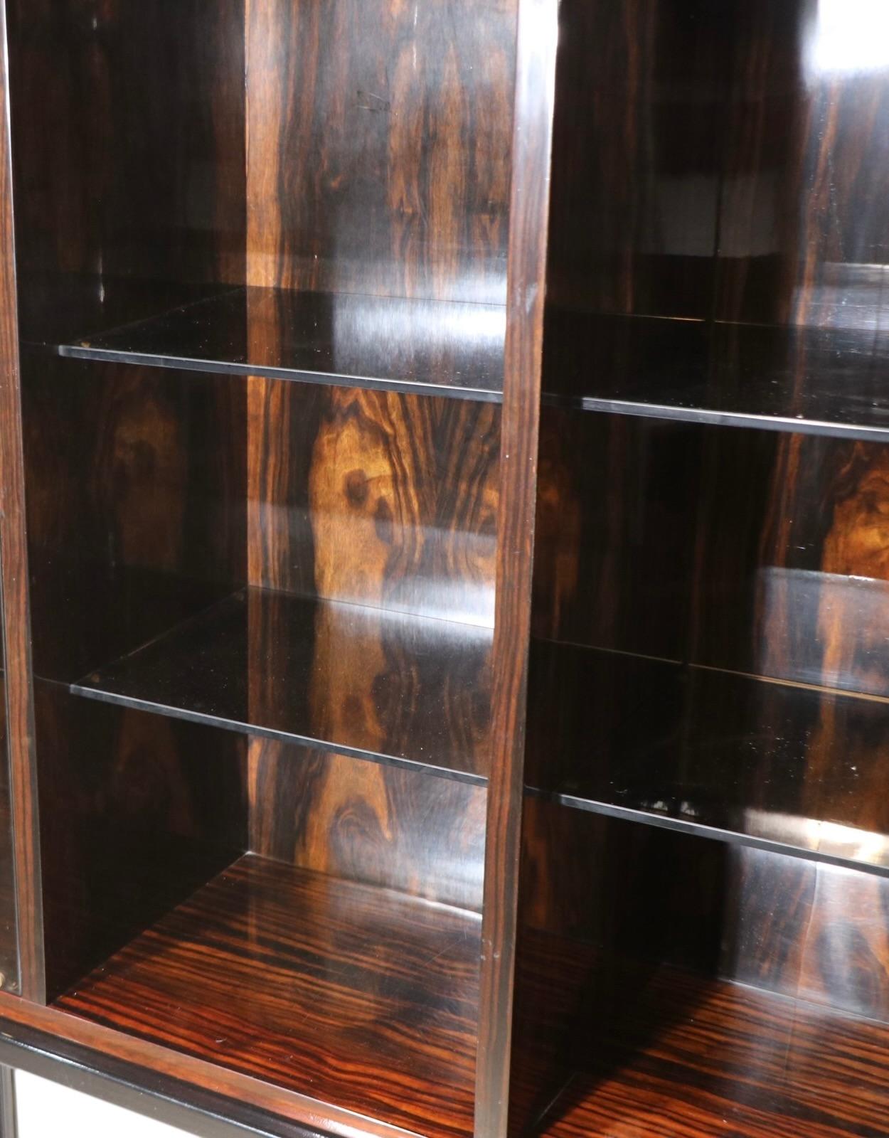 Placage Vitrine Hollywood Regency conçue par Paolo Barracchia pour Roman Deco en vente
