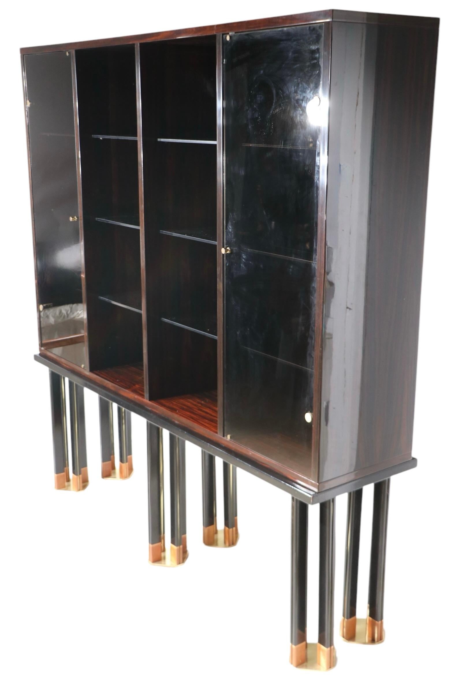 Laiton Vitrine Hollywood Regency conçue par Paolo Barracchia pour Roman Deco en vente