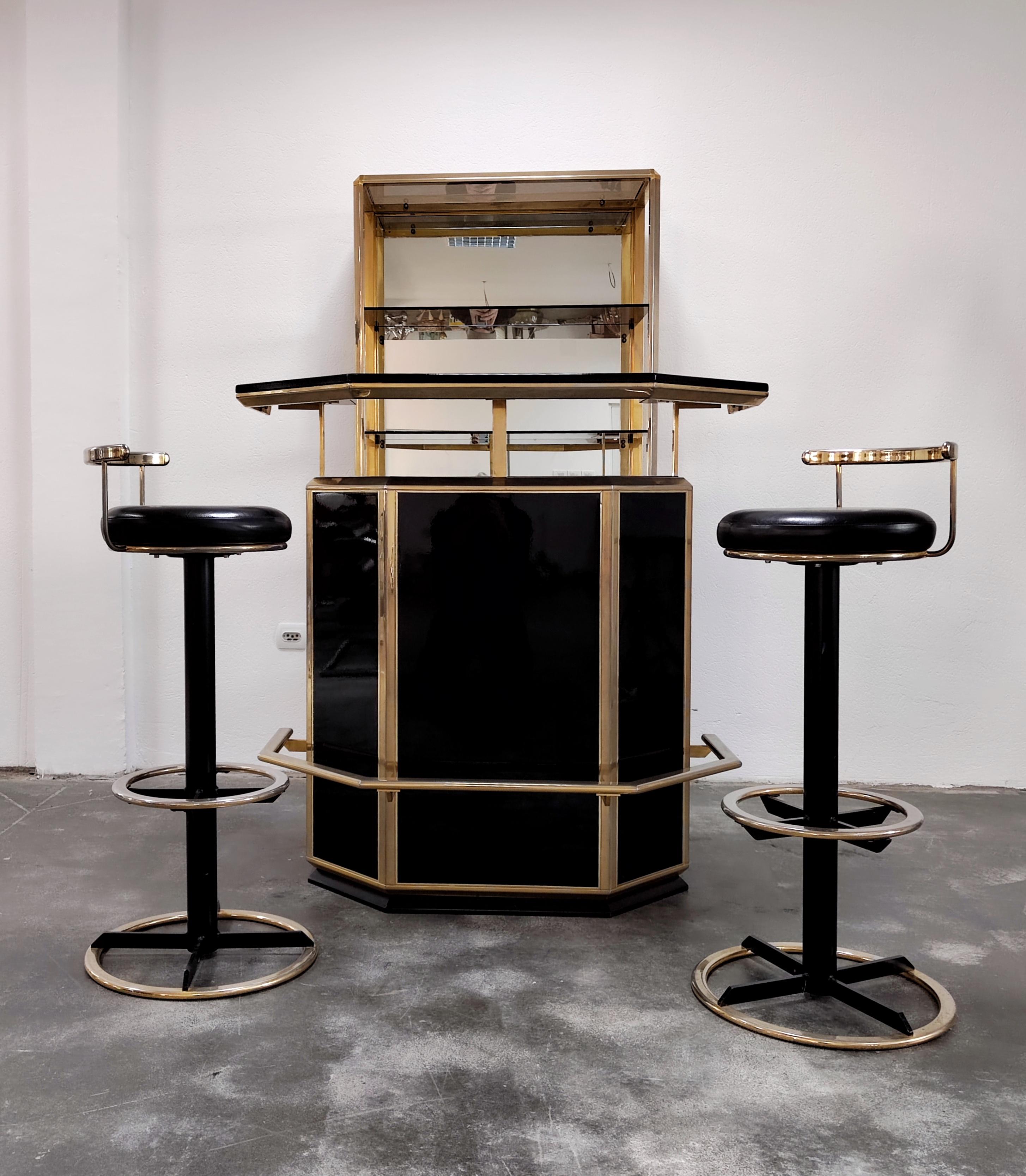 En este anuncio encontrarás un espectacular conjunto de bar seco Hollywood Regency, compuesto por mostrador de bar seco, dos taburetes de bar y estante con espejo para botellas y vasos. Este conjunto de alta calidad está realizado en madera lacada