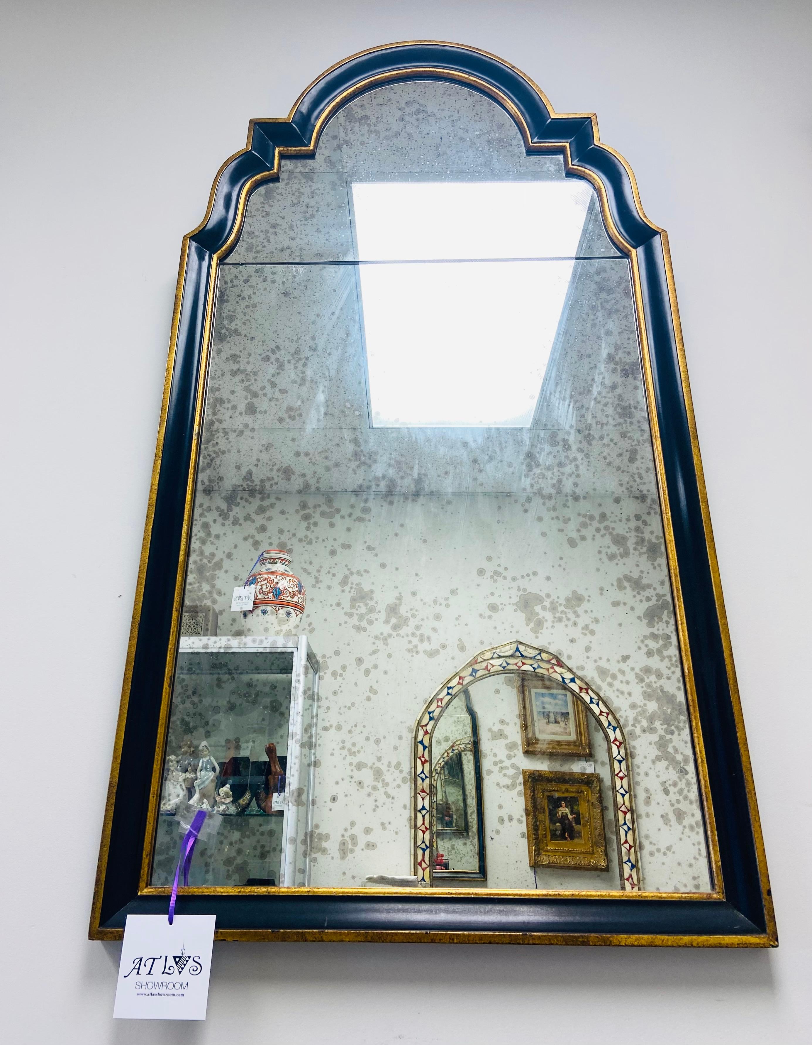 Hollywood Regency Ebony Black and Gold Antiqued Glass Wall or Mantel Mirror (miroir mural ou de cheminée)  Bon état - En vente à Plainview, NY