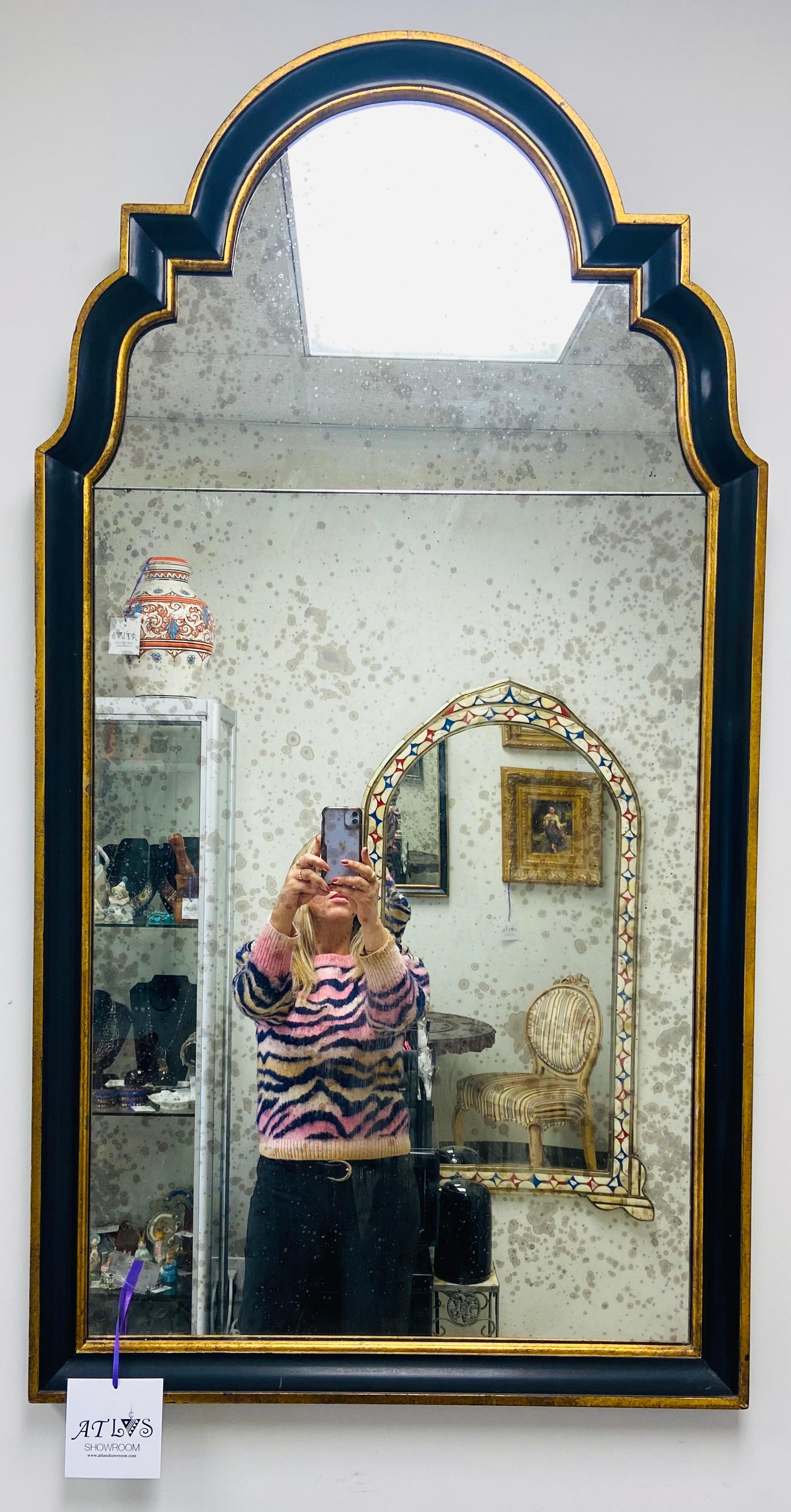 Fin du 20e siècle Hollywood Regency Ebony Black and Gold Antiqued Glass Wall or Mantel Mirror (miroir mural ou de cheminée)  en vente