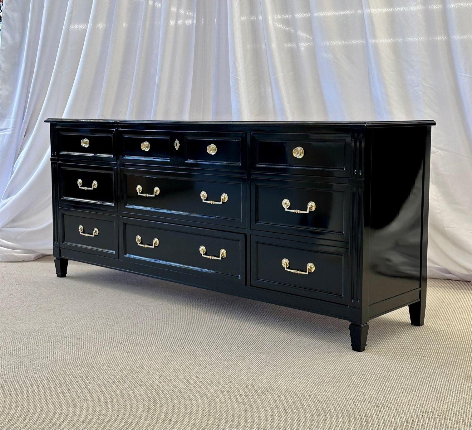 Metà XX secolo Comò, credenza, cassapanca, commode o mobile in ebano Hollywood Regency, bronzo in vendita