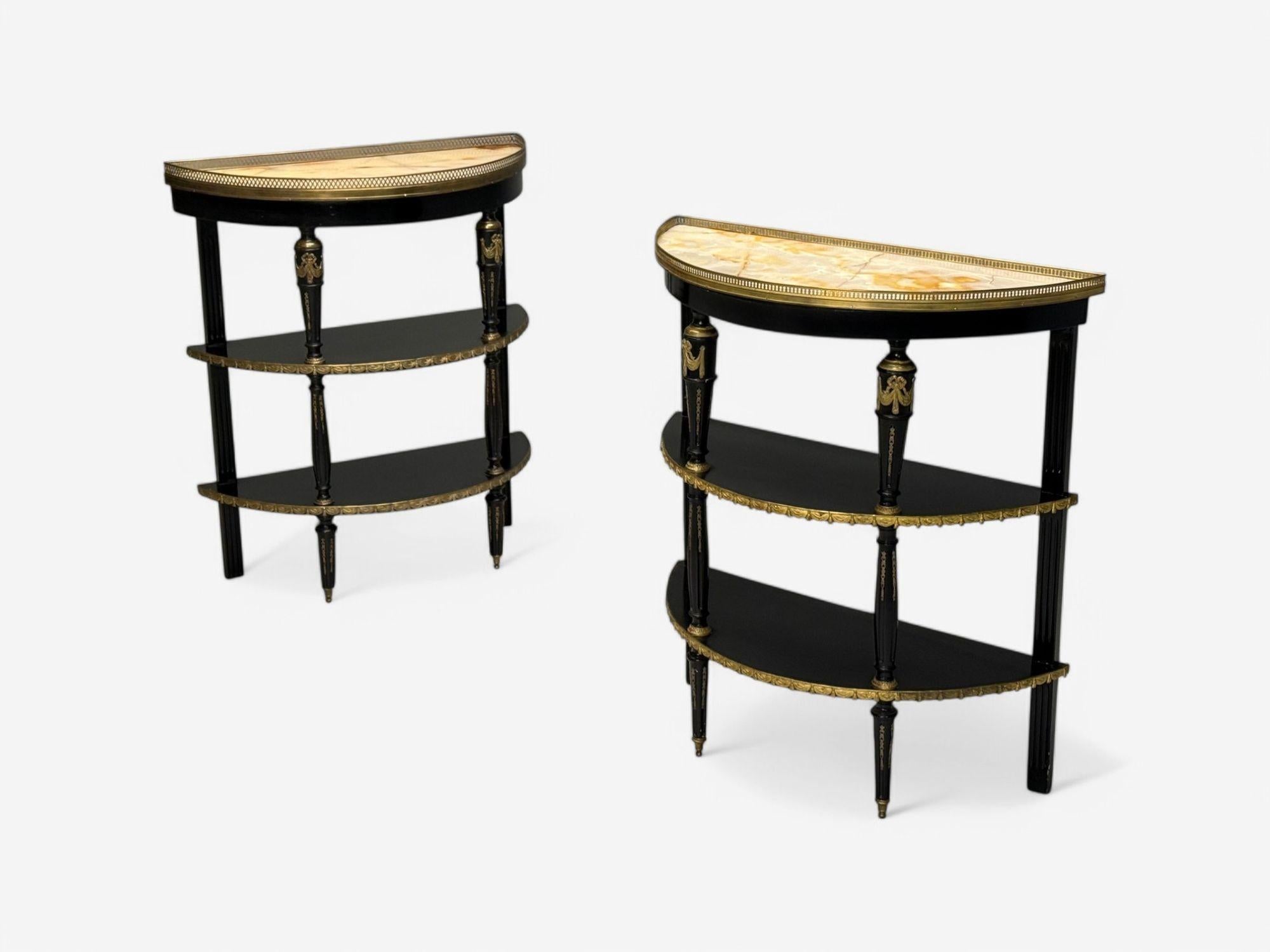 Style Jansen, Régence hollywoodienne, bois peint à l'ébène, tables consoles Demilune, pupitres Desert, France, années 1930

Paire de dessertes à trois niveaux de la Maison Maison Jansen, compatibles avec le style Hollywood Regency. Cette plus belle