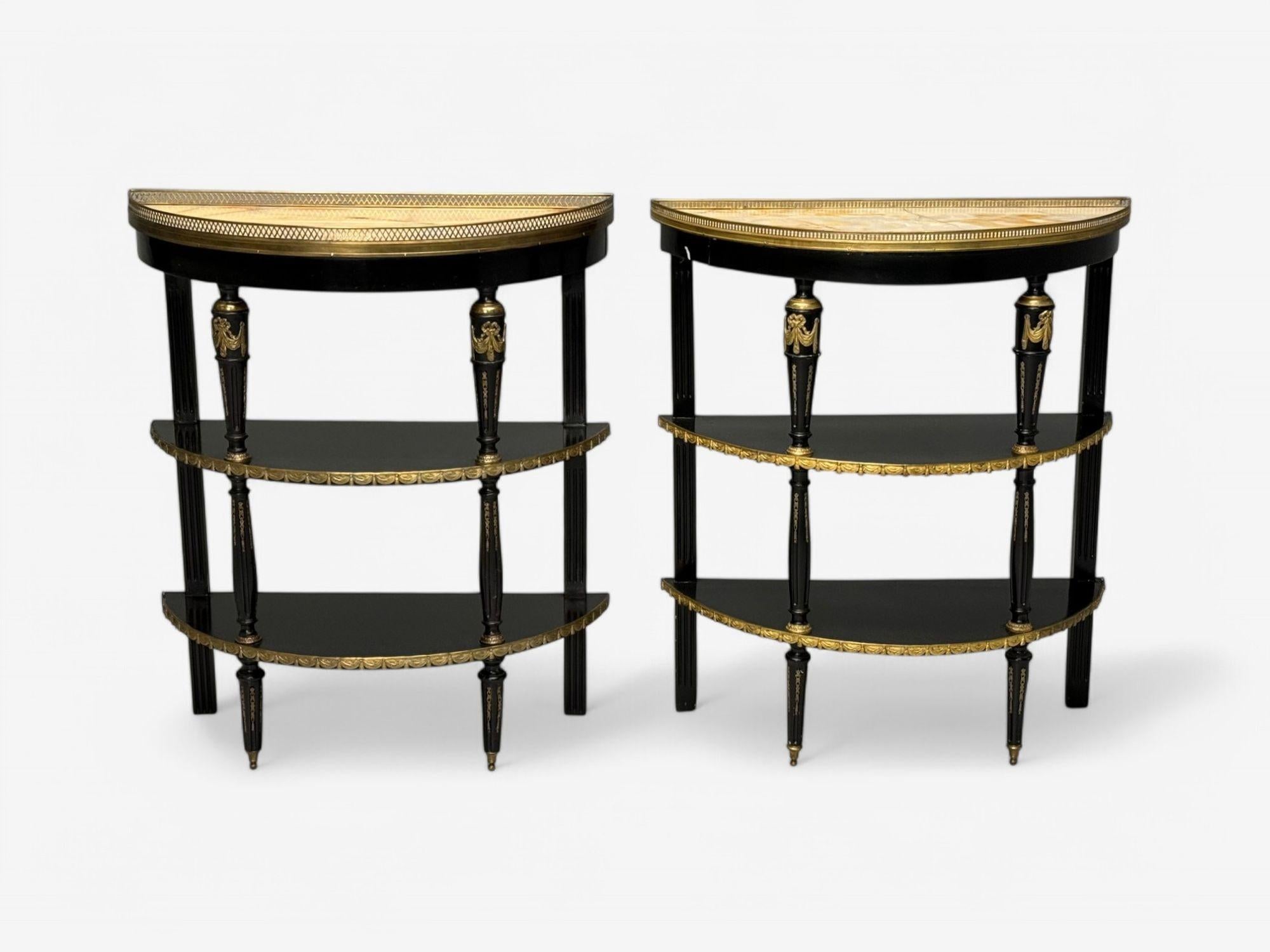 Français Consoles demi-lune Hollywood Regency, bois peint en ébène, onyx, années 1930 en vente