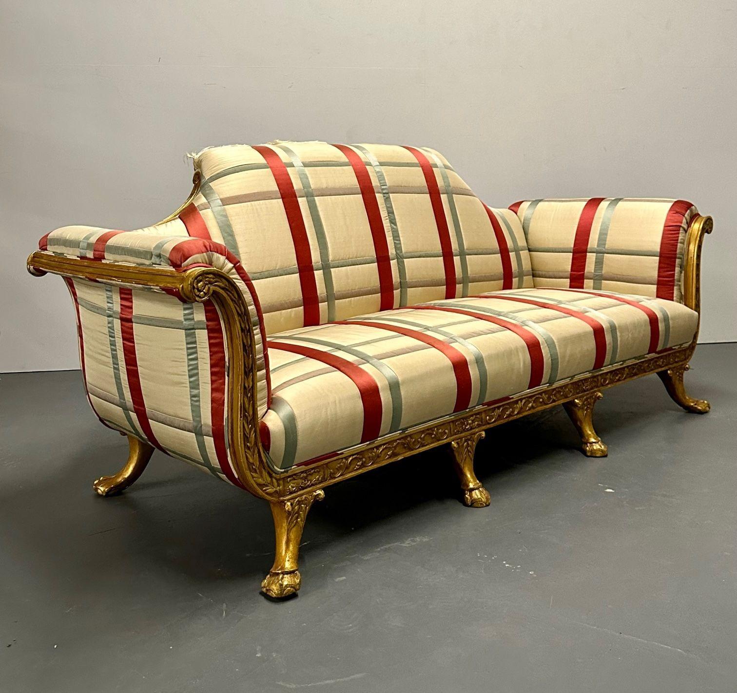 Hollywood Regency Eccentric vergoldetes Holz, geschnitztes Sofa/Sessel, Satin (20. Jahrhundert) im Angebot