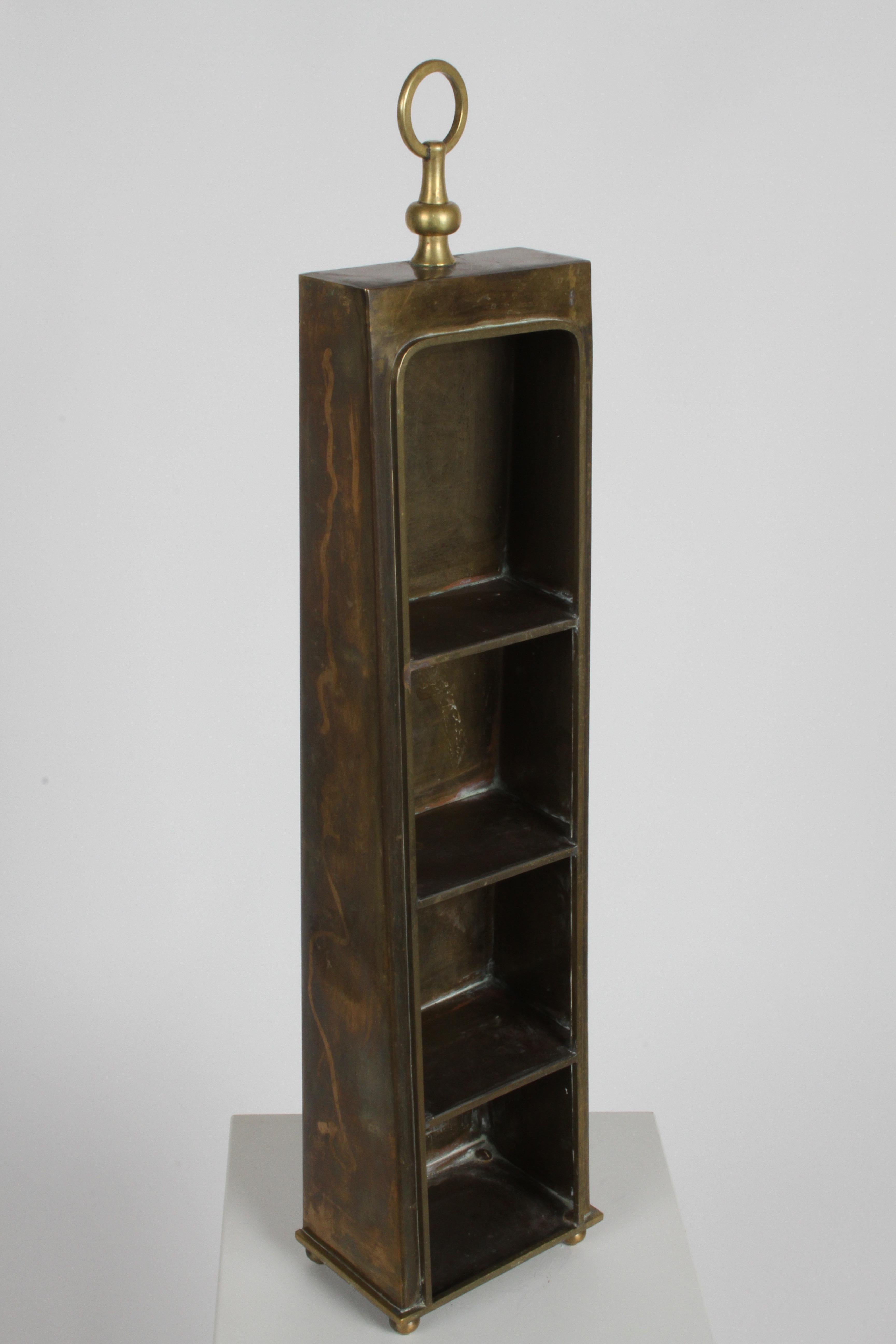 Fantastische hohe schwere Messingvitrine für den Tisch oder die Wand von Edward Alden mit offenem Ringabschluss, im Stil von Tommi Parzinger. Hat eine schöne warme Patina, Kreuzblume, vier offene Regale auf Messingkugelfüßen. Gestempelt Edward Alden