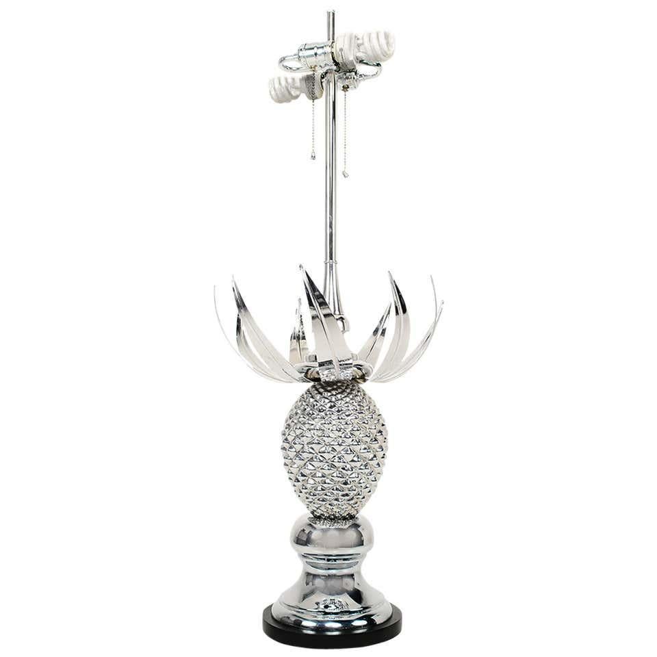 1950s Haute Regency Stunning Pineapple Table Lamp in Chrome Plate Wood Base In Good Condition For Sale In Chula Vista, CA