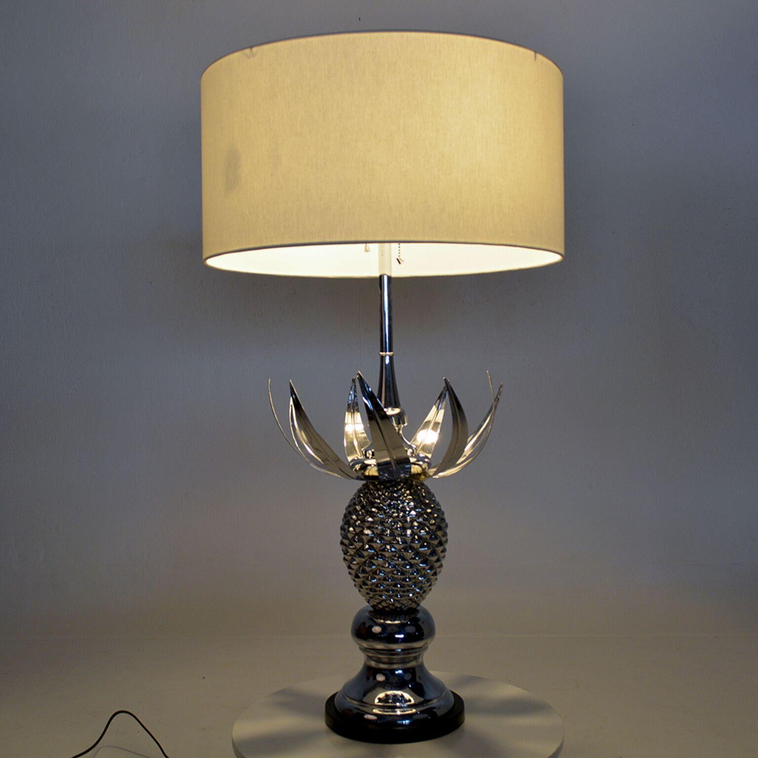1950s Haute Regency Stunning Pineapple Table Lamp in Chrome Plate Wood Base For Sale 1