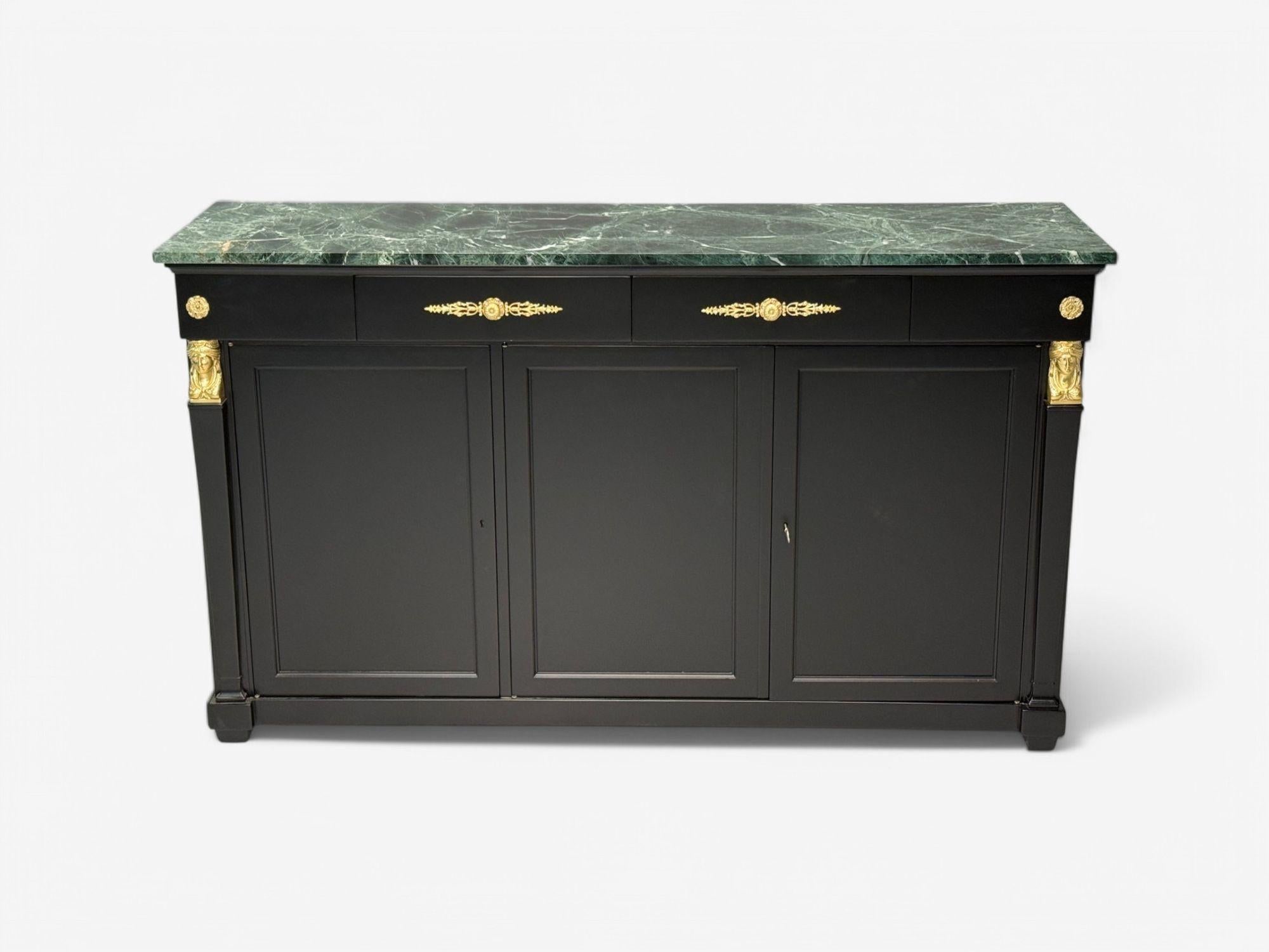 Hollywood Regency, Estilo Imperio, Madera Negra Satinada, Bronce, Credenza, Década de 1940 Regencia de Hollywood en venta