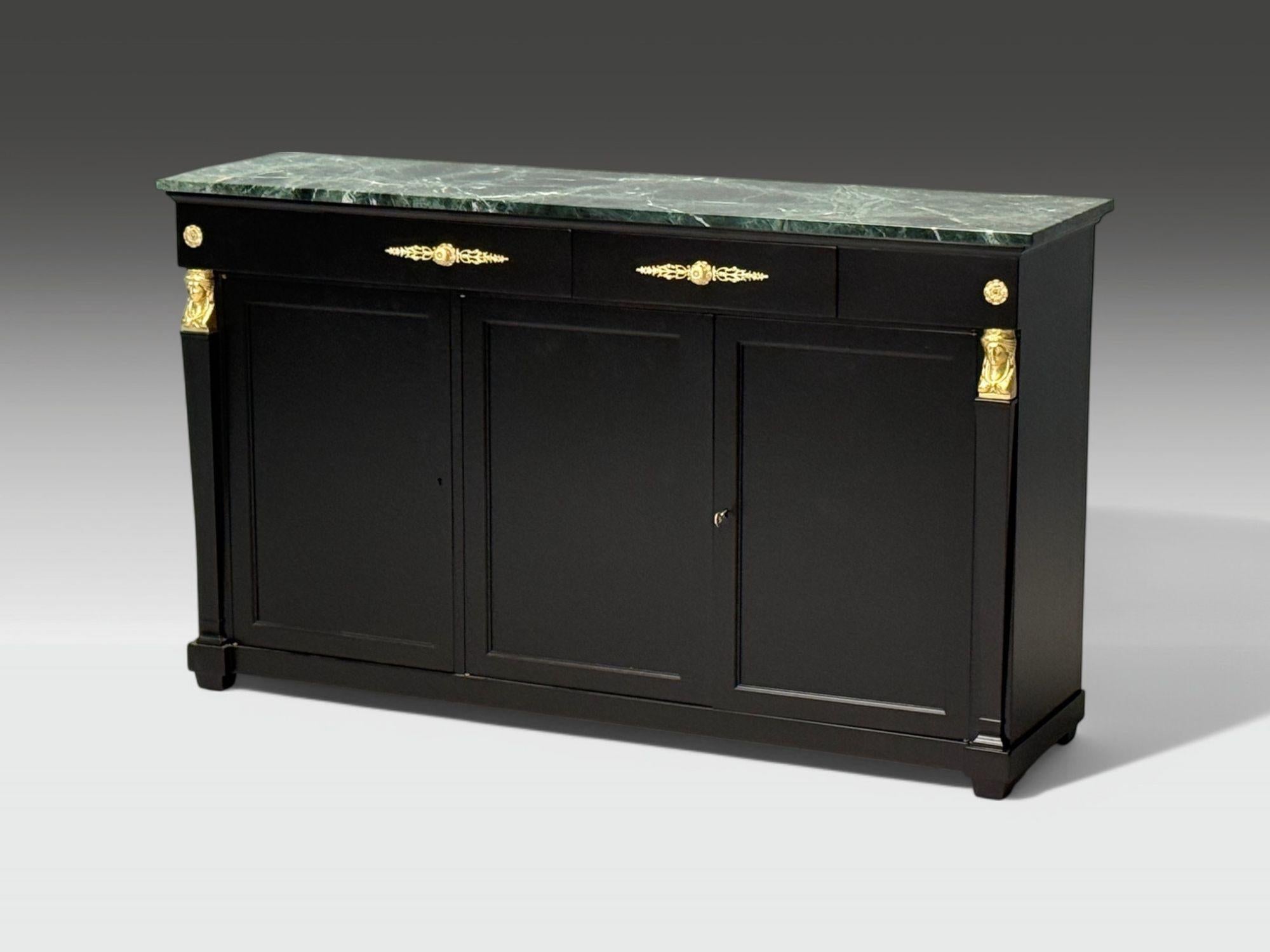 Hollywood Regency, Estilo Imperio, Madera Negra Satinada, Bronce, Credenza, Década de 1940 Francés en venta