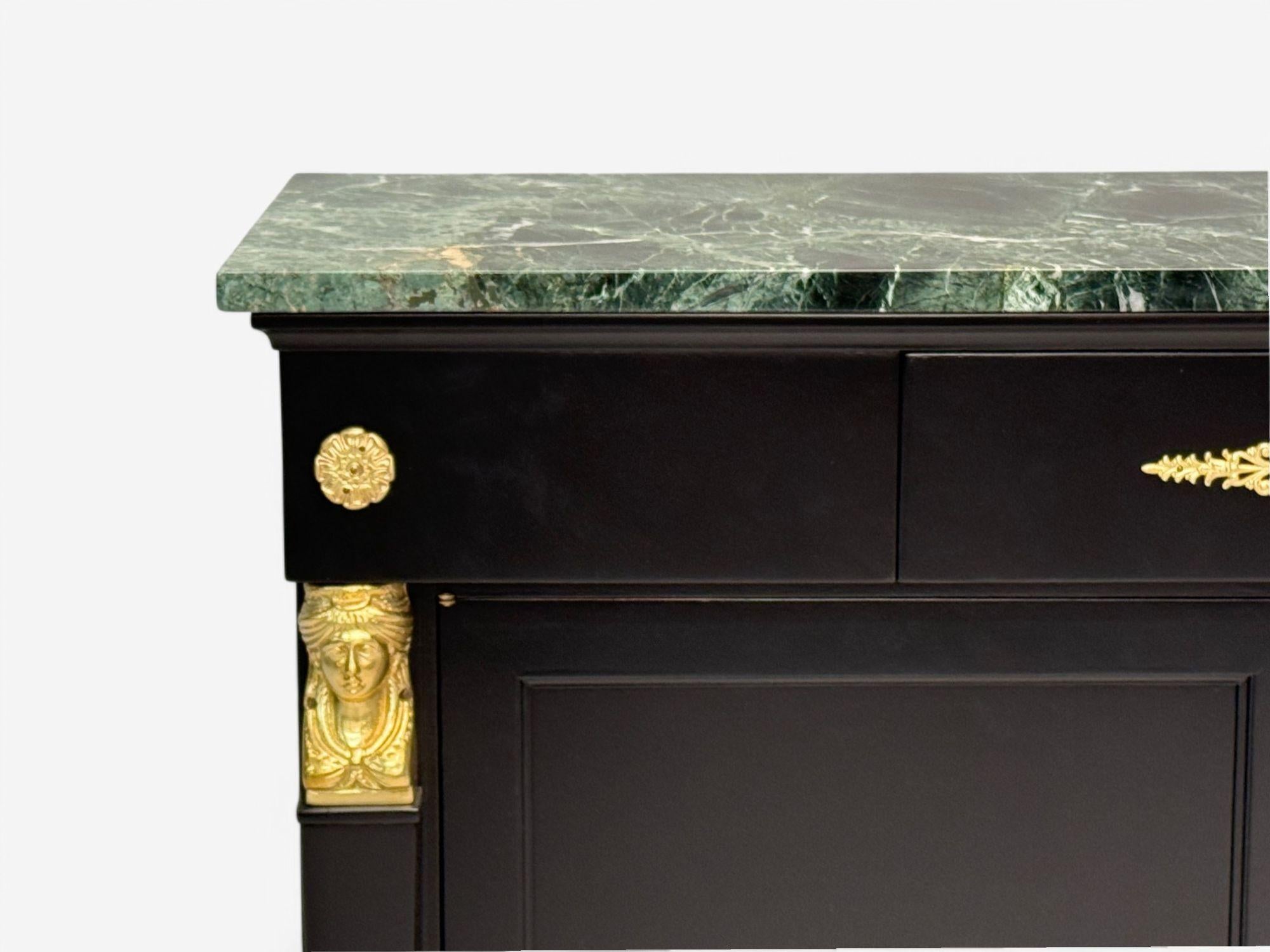 Hollywood Regency, Estilo Imperio, Madera Negra Satinada, Bronce, Credenza, Década de 1940 en Bueno estado para la venta en Manhasset, NY