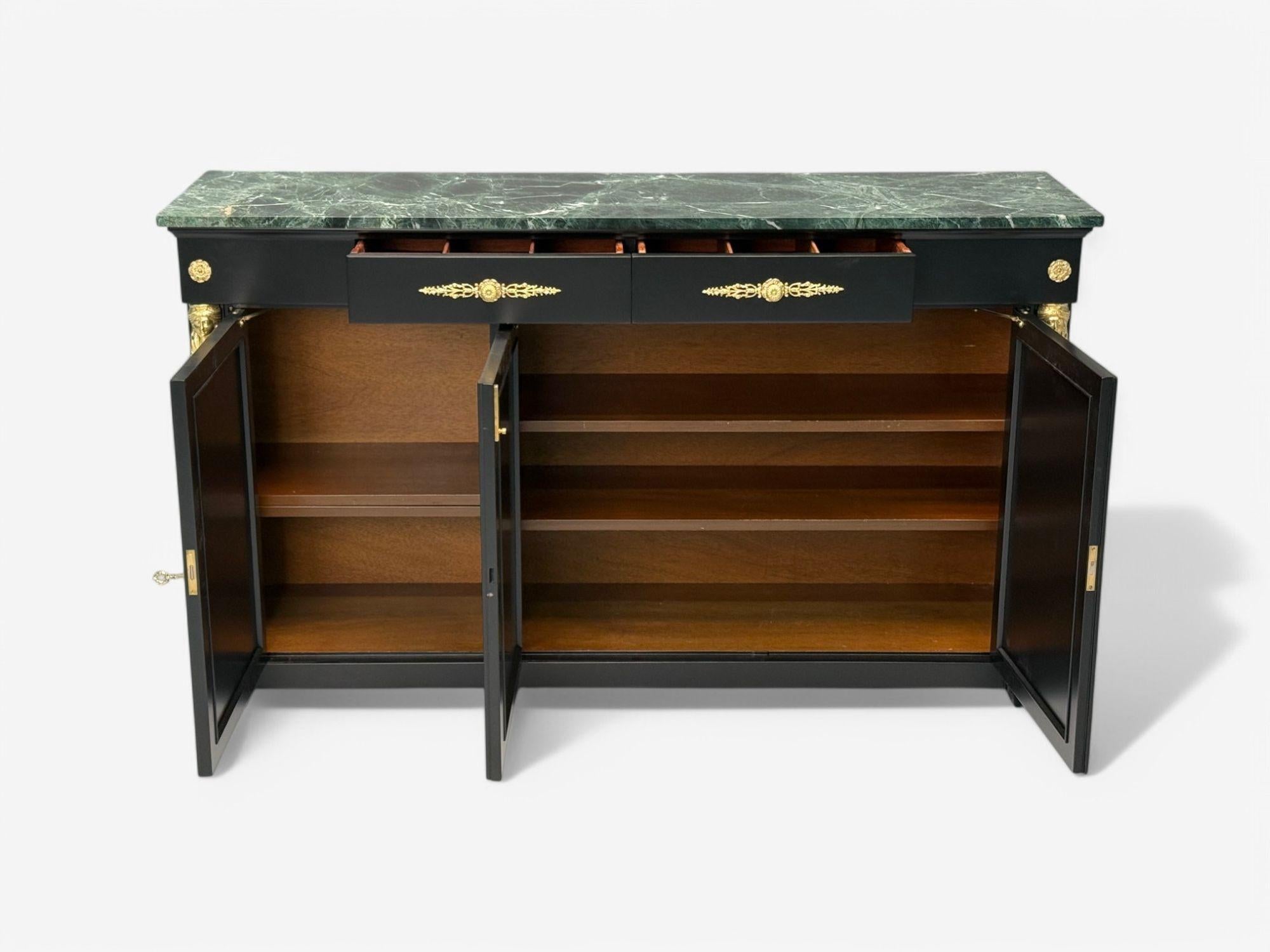 Hollywood Regency, Estilo Imperio, Madera Negra Satinada, Bronce, Credenza, Década de 1940 mediados del siglo XX en venta
