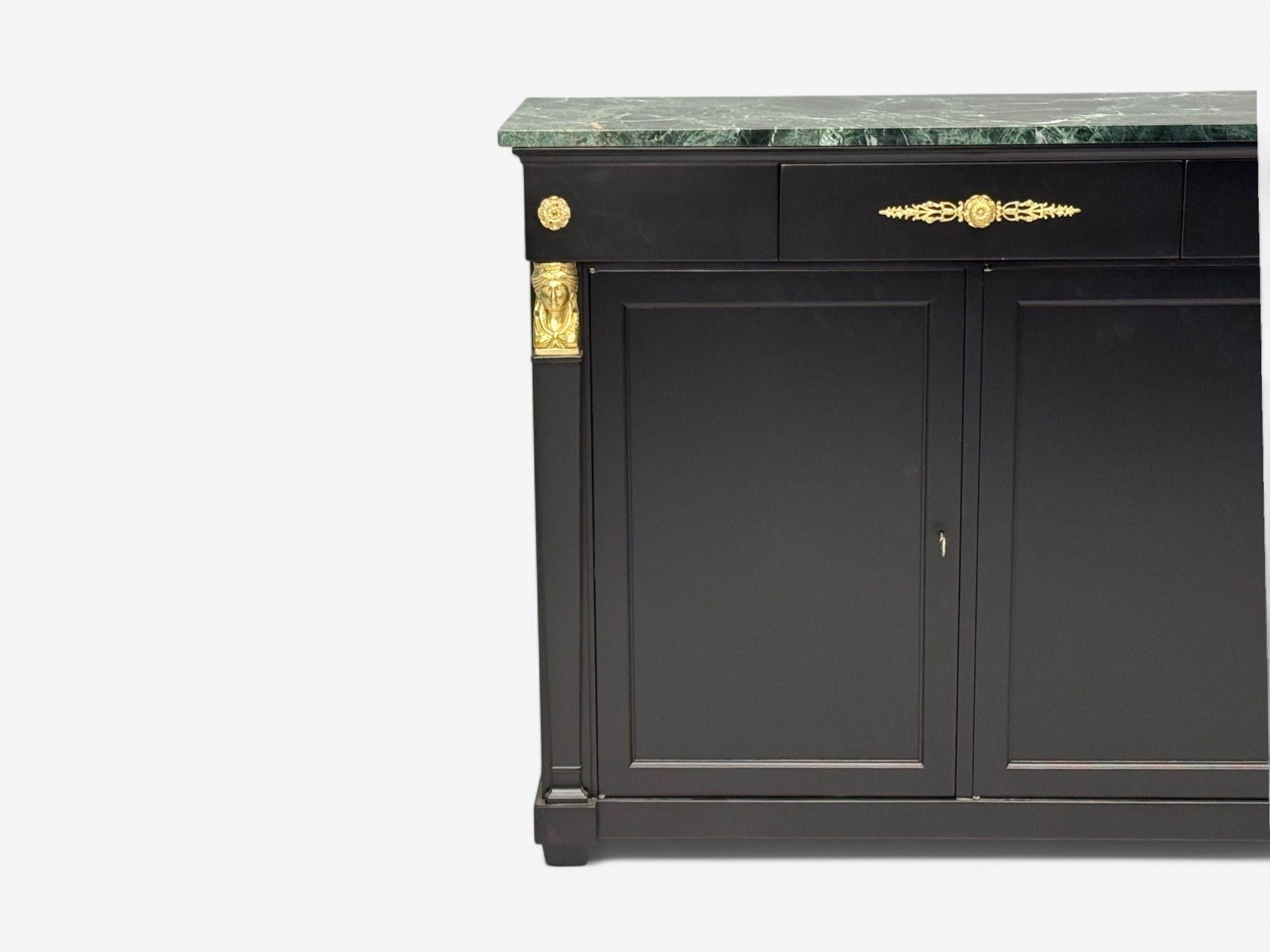 Hollywood Regency, Estilo Imperio, Madera Negra Satinada, Bronce, Credenza, Década de 1940 Mármol en venta