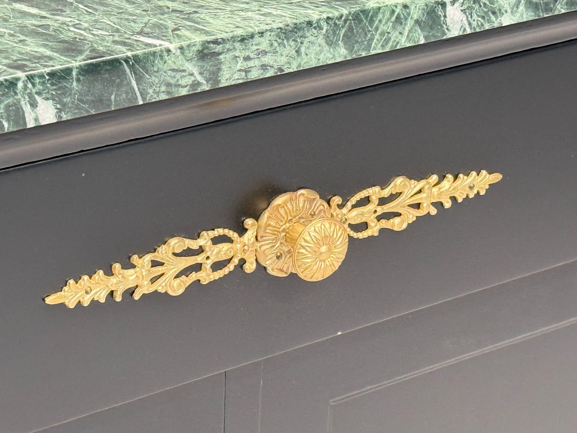 Hollywood Regency, Estilo Imperio, Madera Negra Satinada, Bronce, Credenza, Década de 1940 en venta 1