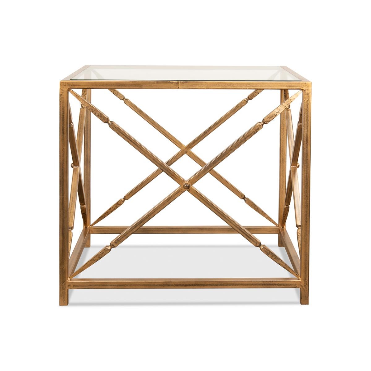 Avec un cadre en fer doré s'inspirant du design européen du XIXe siècle. Avec un plateau en verre encastré sur un cadre avec des supports en forme de X.

Dimensions : 30