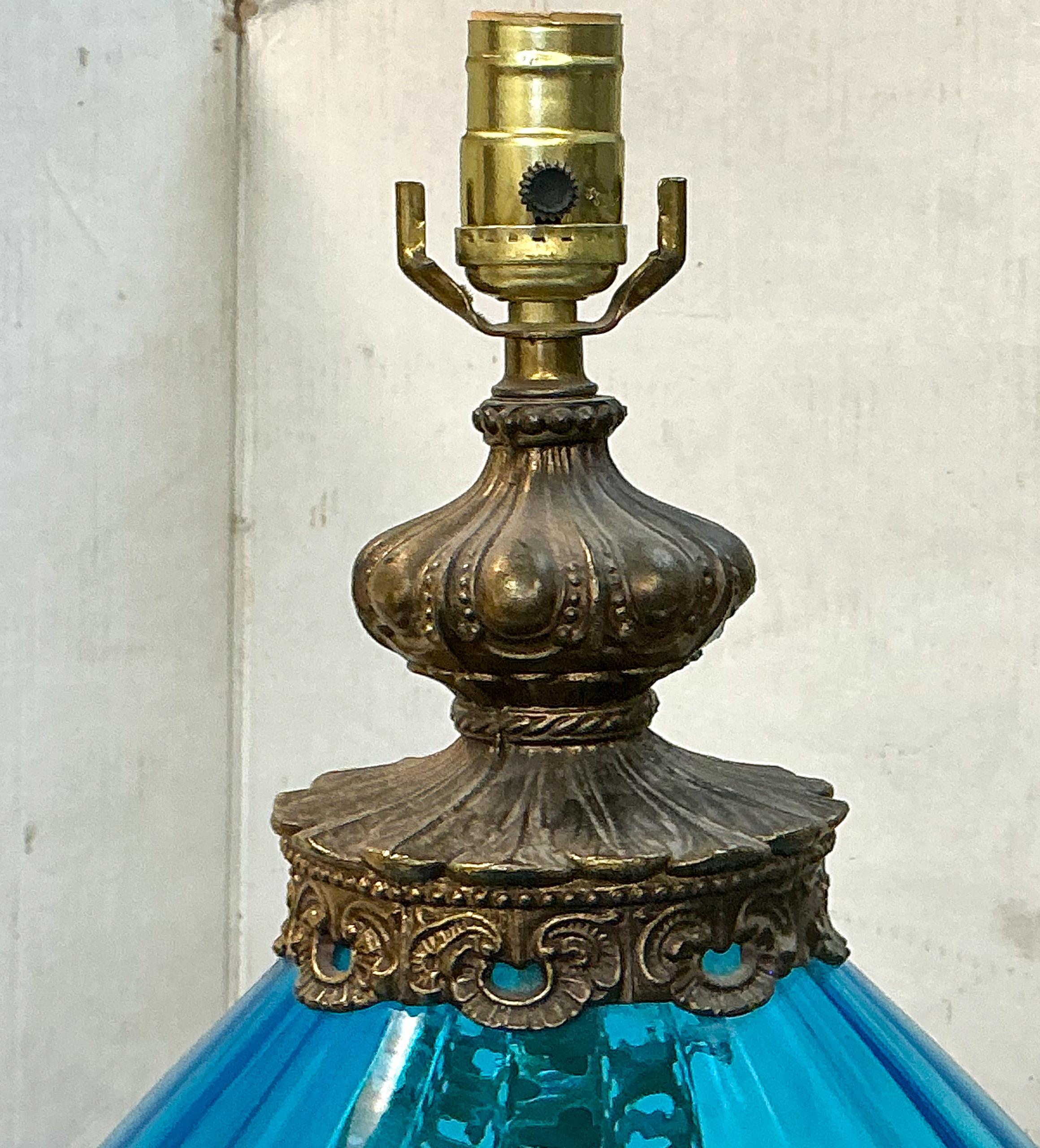 Americano Lampade da tavolo in vetro blu e ottone dell'epoca Hollywood Regency - Coppia in vendita