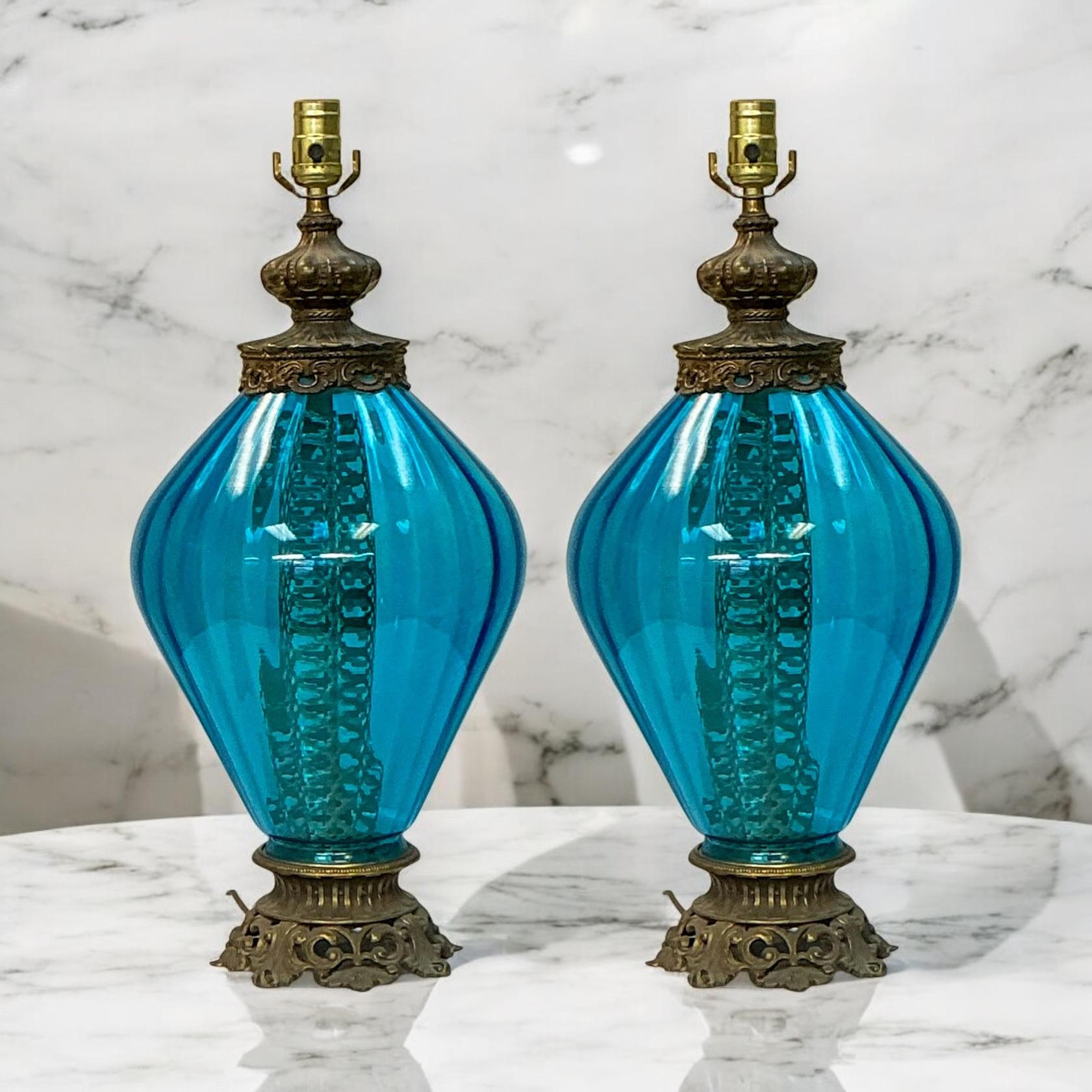 Ottone Lampade da tavolo in vetro blu e ottone dell'epoca Hollywood Regency - Coppia in vendita