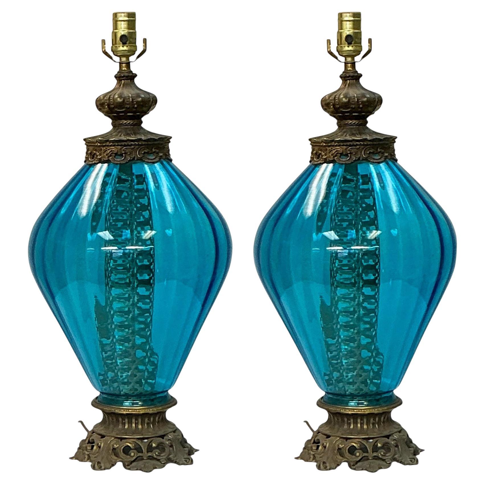 Lampade da tavolo in vetro blu e ottone dell'epoca Hollywood Regency - Coppia in vendita