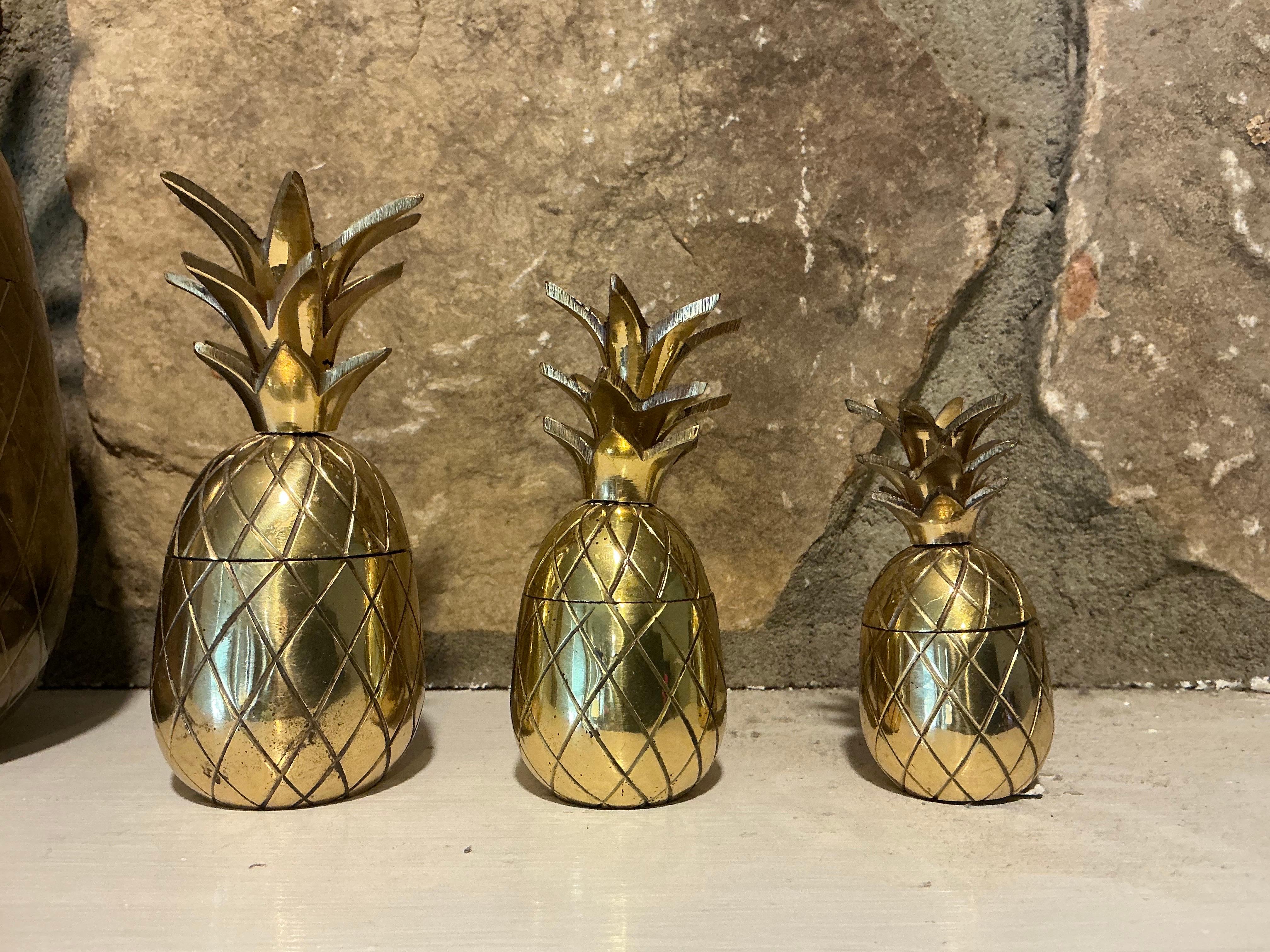 Si tratta di un set di ananas in ottone dell'epoca Hollywood Regency. La più grande misura 10 pollici. Il più piccolo è di 3