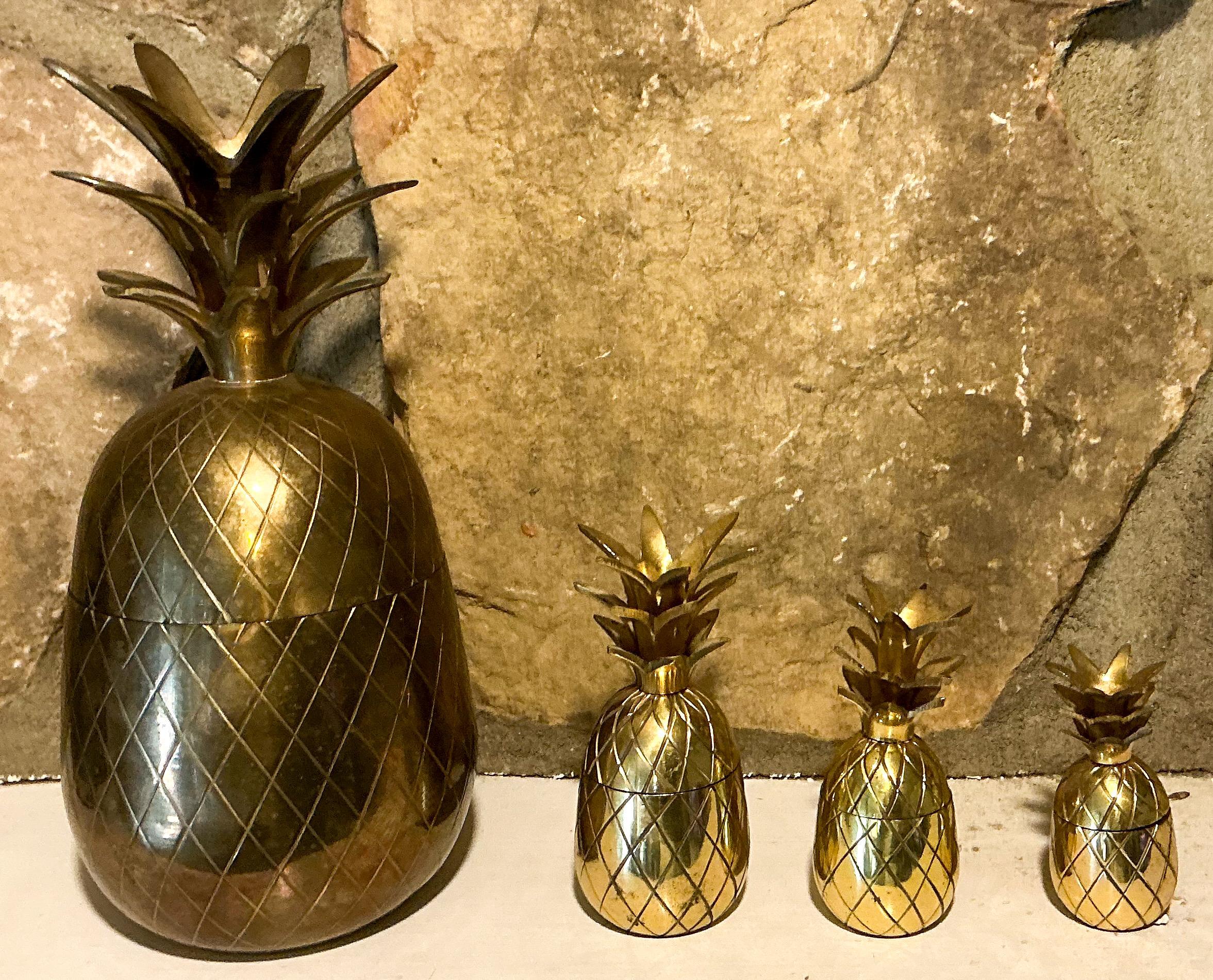 Italiano Set di guarniture e cachepot ad ananas in ottone dell'epoca Hollywood Regency S/4 in vendita