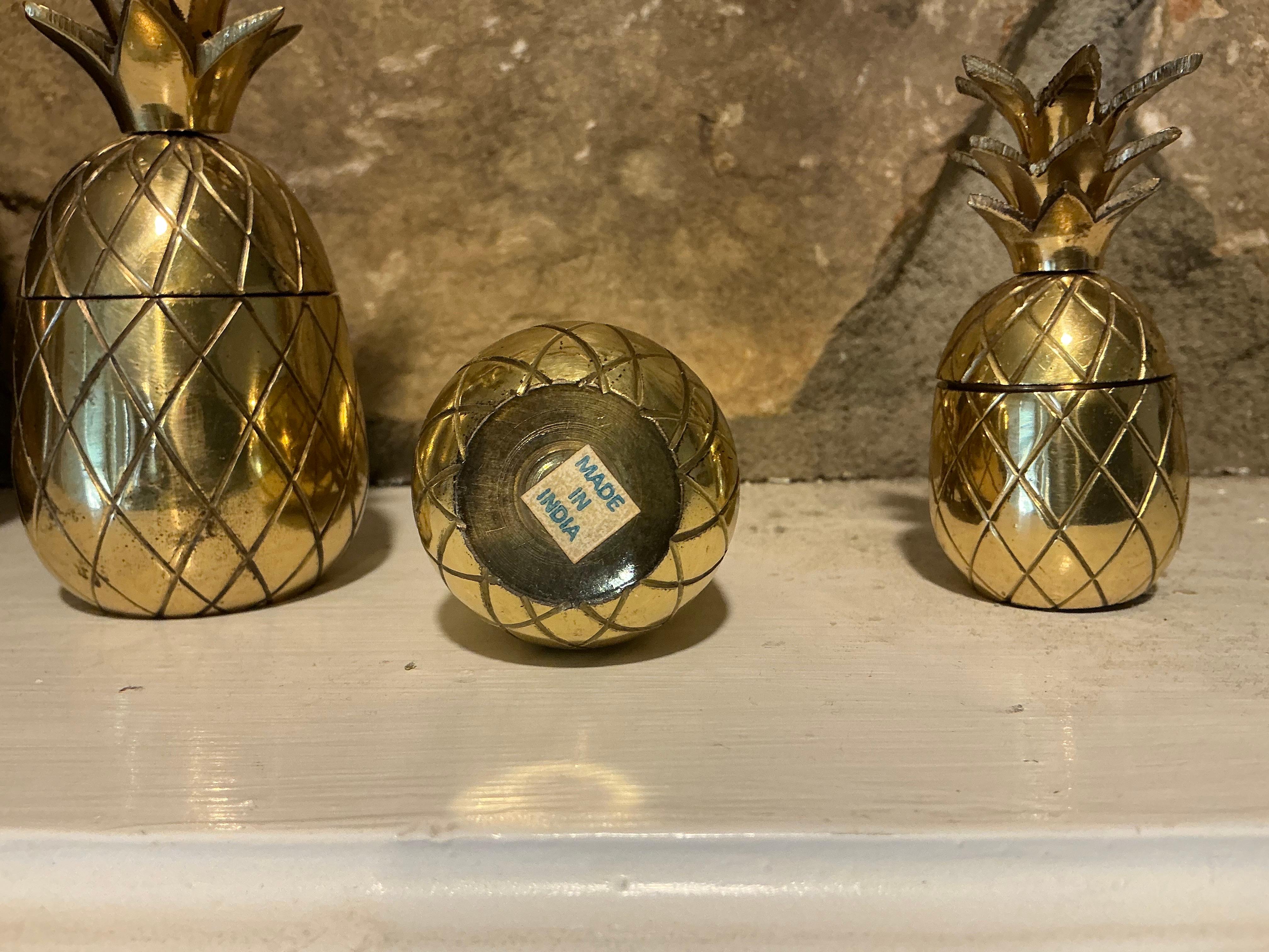 Set di guarniture e cachepot ad ananas in ottone dell'epoca Hollywood Regency S/4 In condizioni buone in vendita a Kennesaw, GA