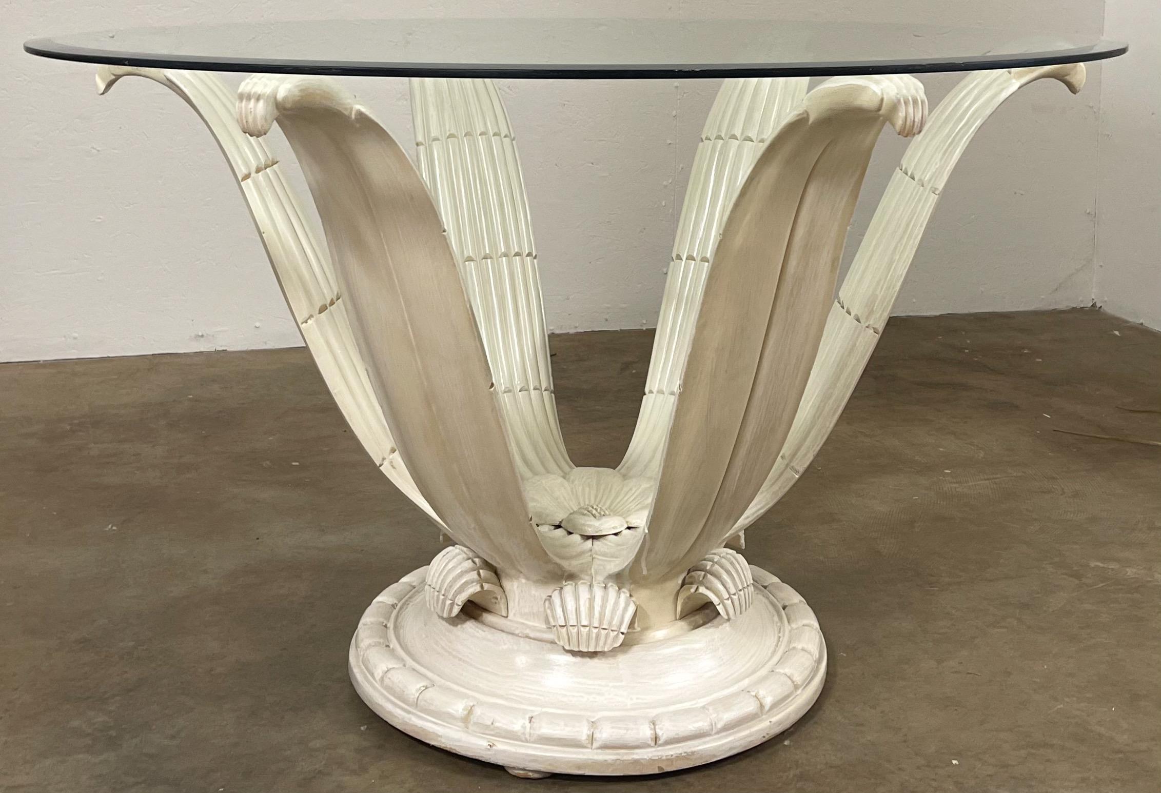 Table centrale ou de salle à manger italienne sculptée et cérusée de l'époque Hollywood Regency Bon état - En vente à Kennesaw, GA