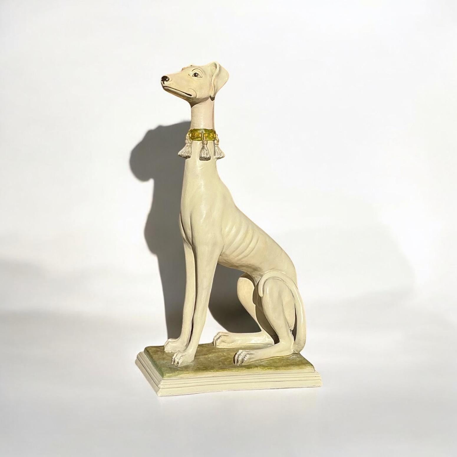 Hollywood Regency Statua di cane Whippet / Levriero in gesso dell'epoca della Reggenza di Hollywood in vendita