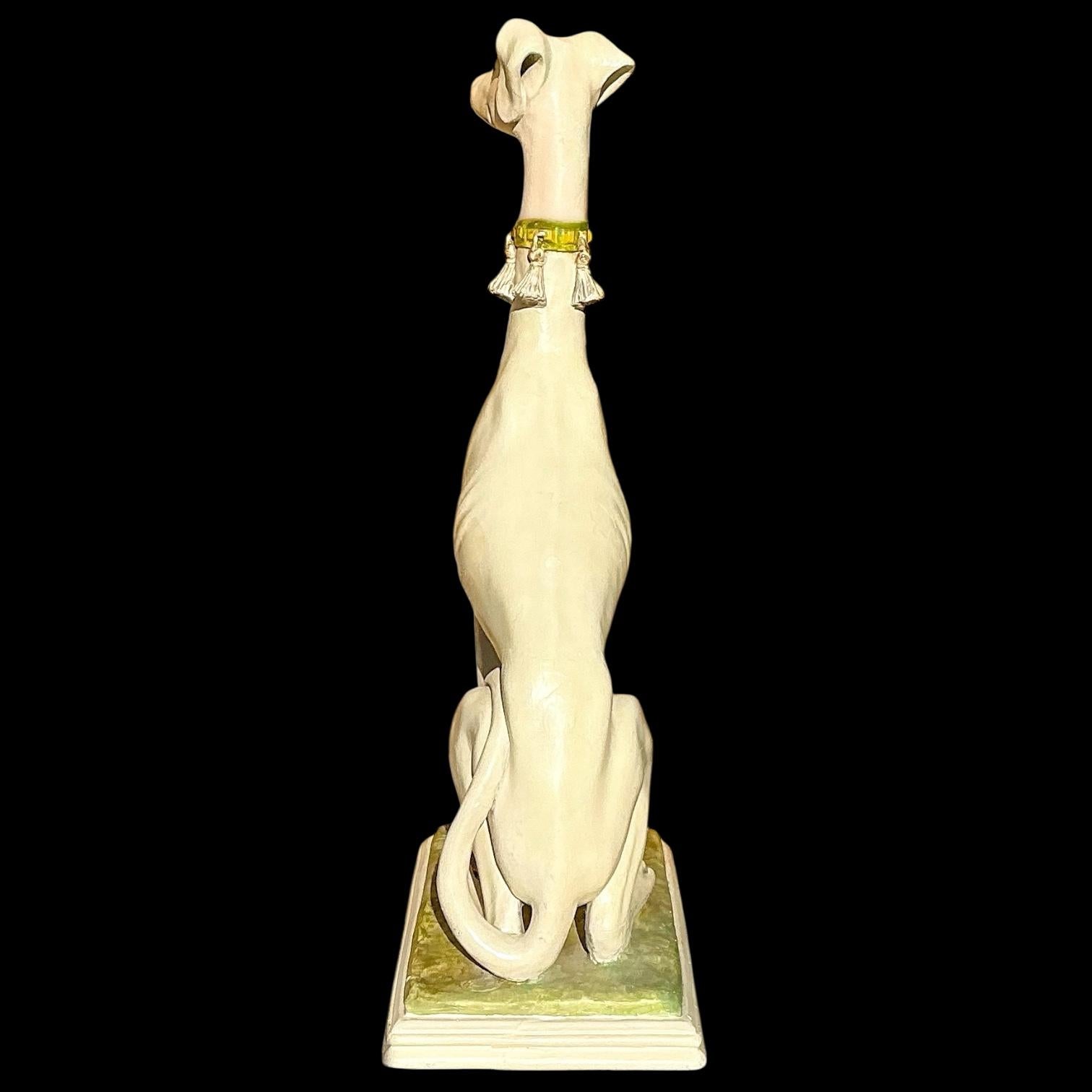 Italiano Statua di cane Whippet / Levriero in gesso dell'epoca della Reggenza di Hollywood in vendita