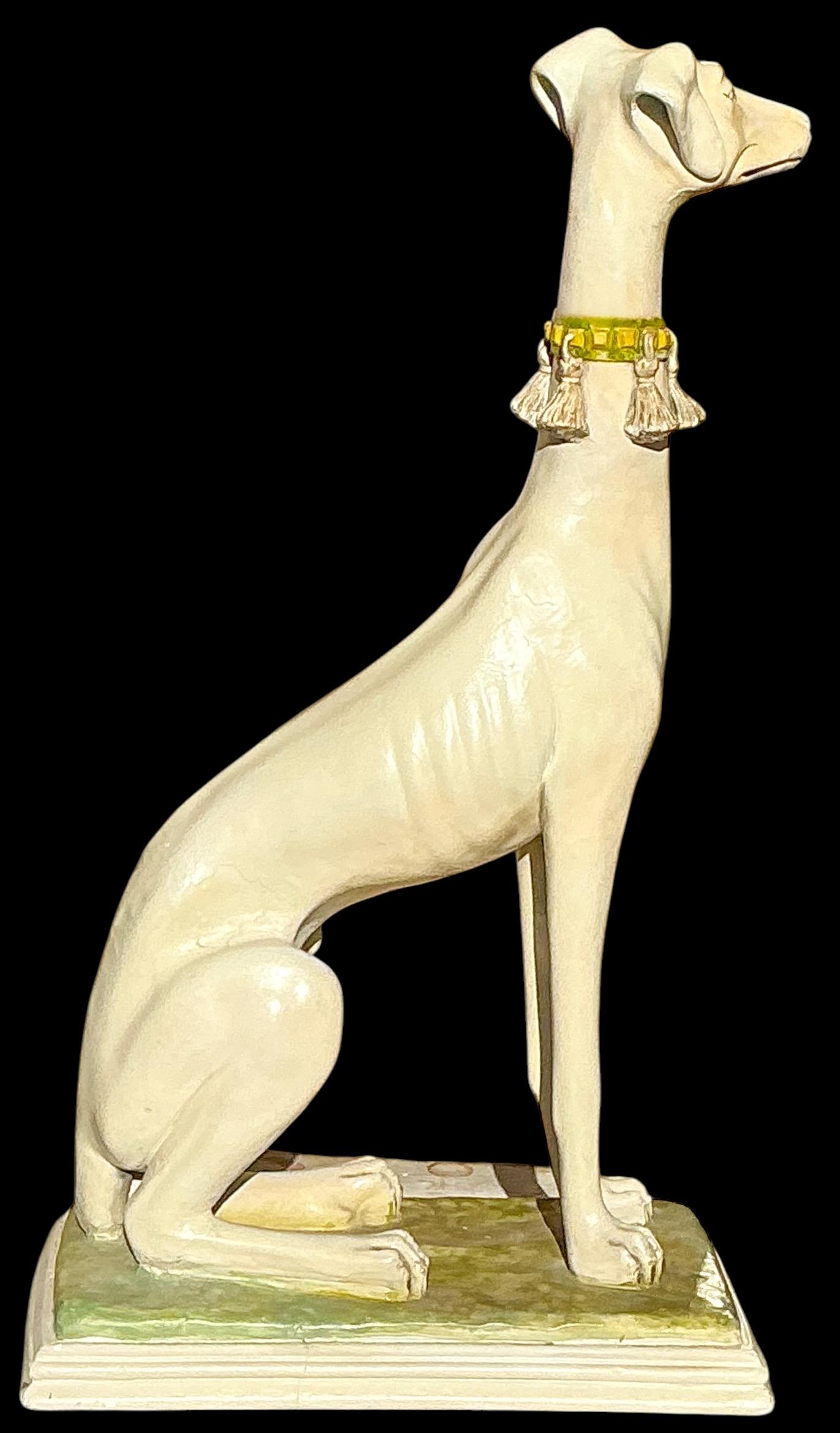 Statua di cane Whippet / Levriero in gesso dell'epoca della Reggenza di Hollywood In condizioni buone in vendita a Kennesaw, GA