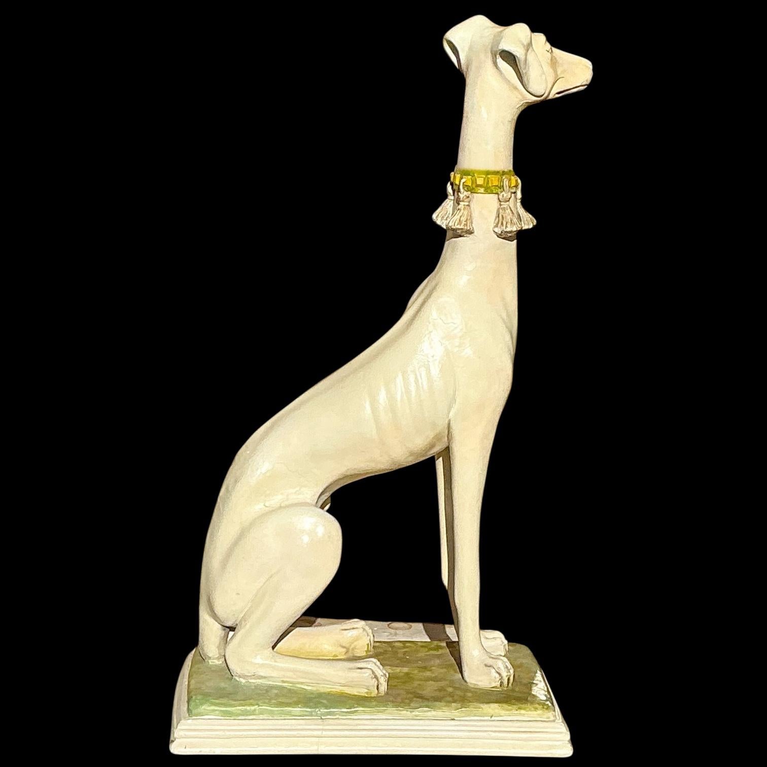 XX secolo Statua di cane Whippet / Levriero in gesso dell'epoca della Reggenza di Hollywood in vendita