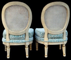 Paire de chaises pantoufles peintes de style français Hollywood Regency