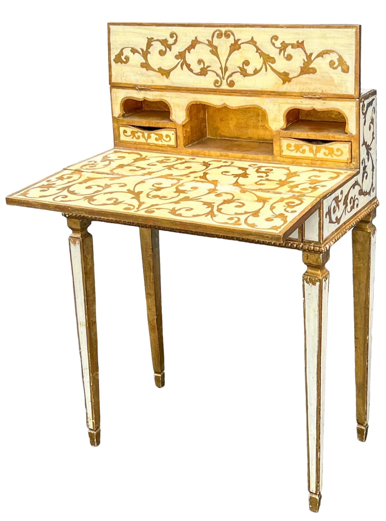 Hollywood Regency Era Italienisch Florentine Petite vergoldet Sekretär / Schreibtisch  (20. Jahrhundert) im Angebot