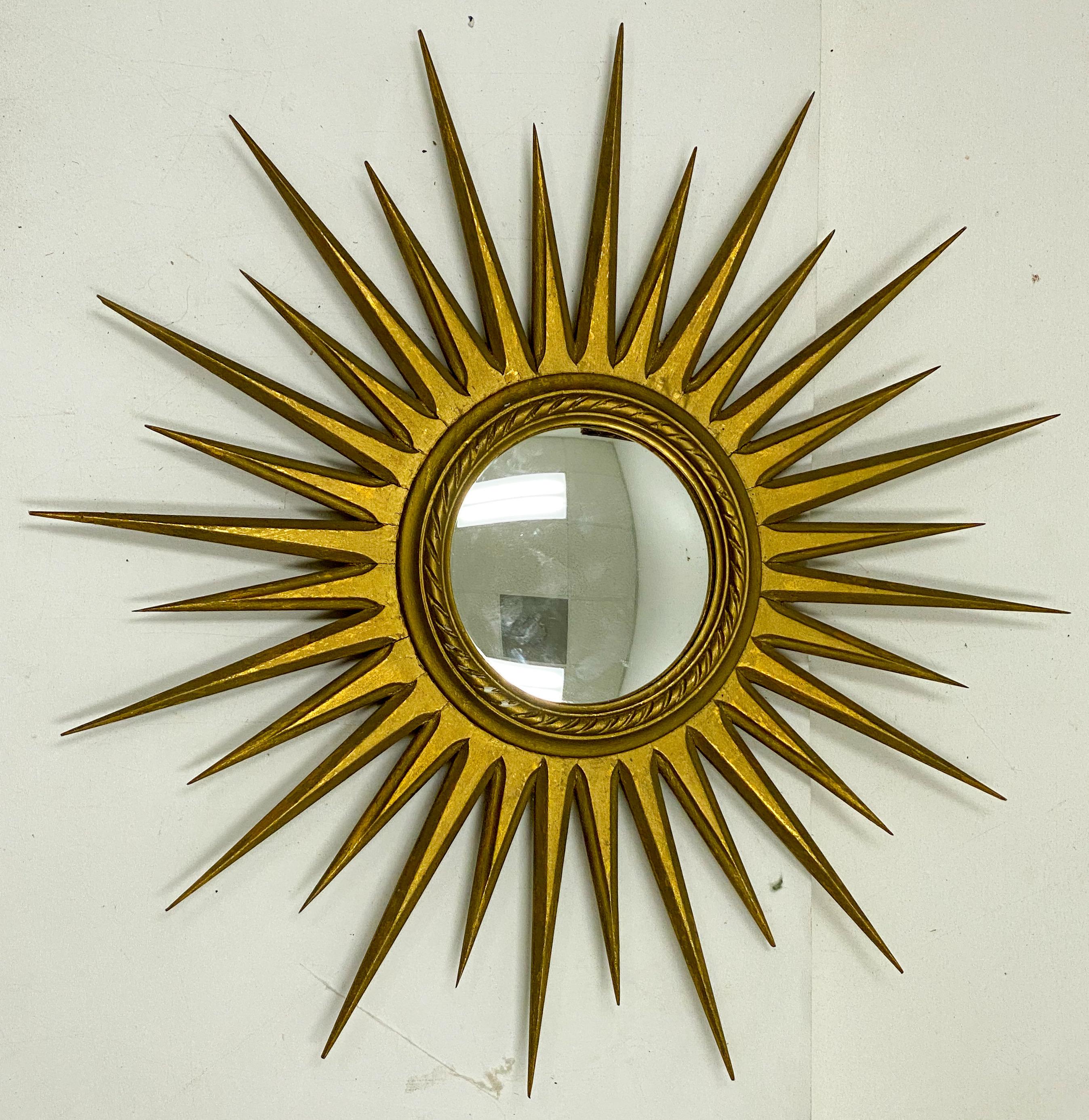 Hollywood Regency Era Italian Giltwood Convex Sunburst Mirror In Good Condition In Kennesaw, GA