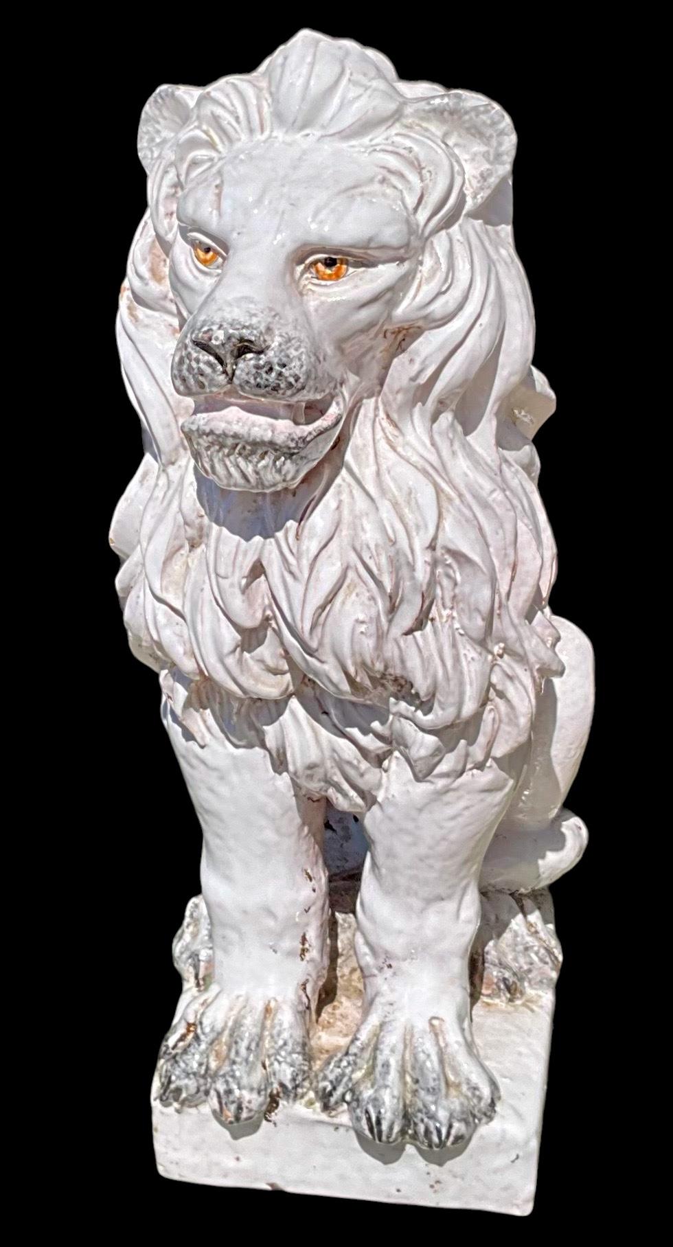 Neoklassizistische italienische Terrakotta-Löwenfigur/Statue aus der Hollywood-Regency-Ära  (Hollywood Regency) im Angebot