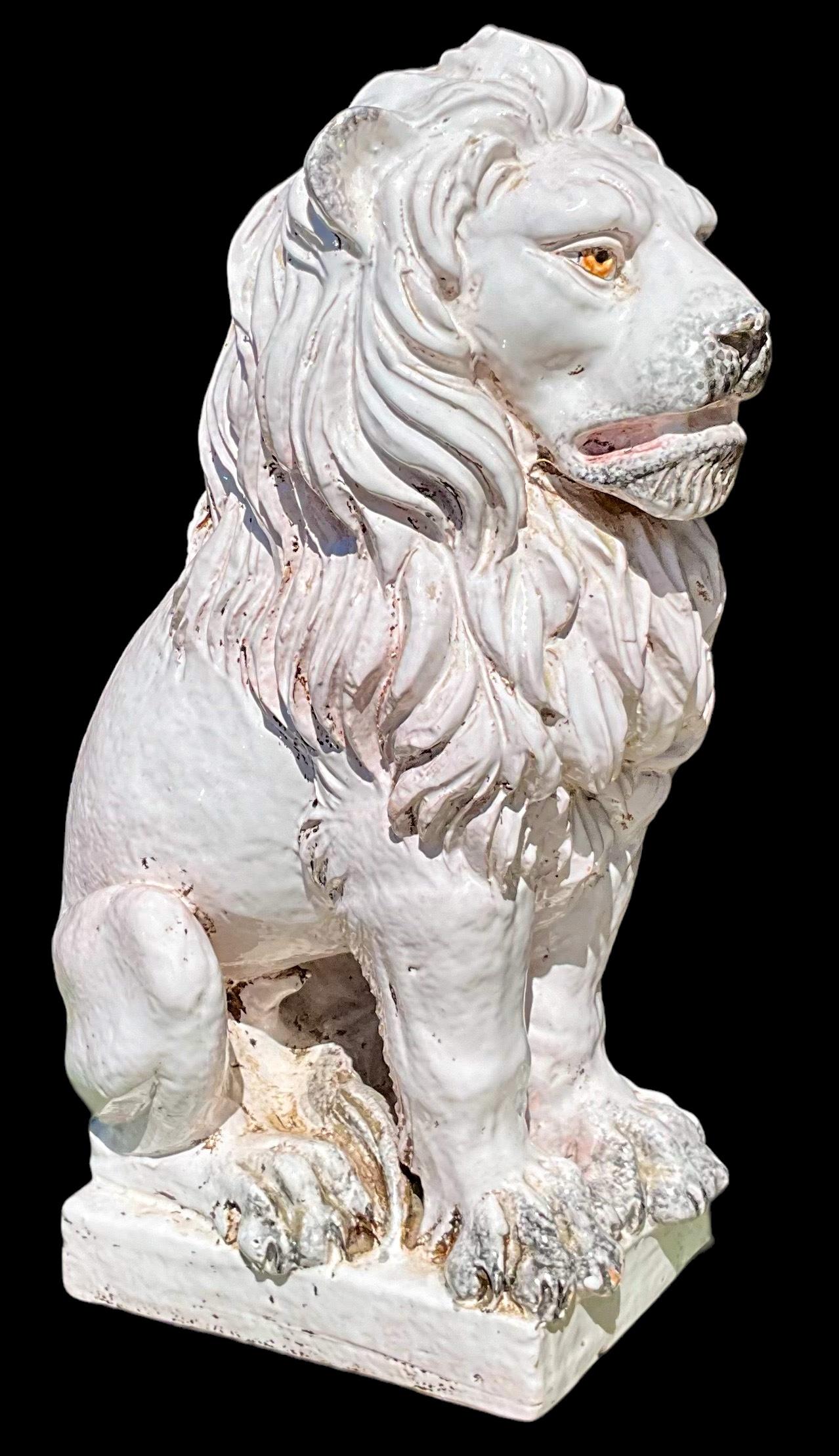 Neoklassizistische italienische Terrakotta-Löwenfigur/Statue aus der Hollywood-Regency-Ära  (20. Jahrhundert) im Angebot