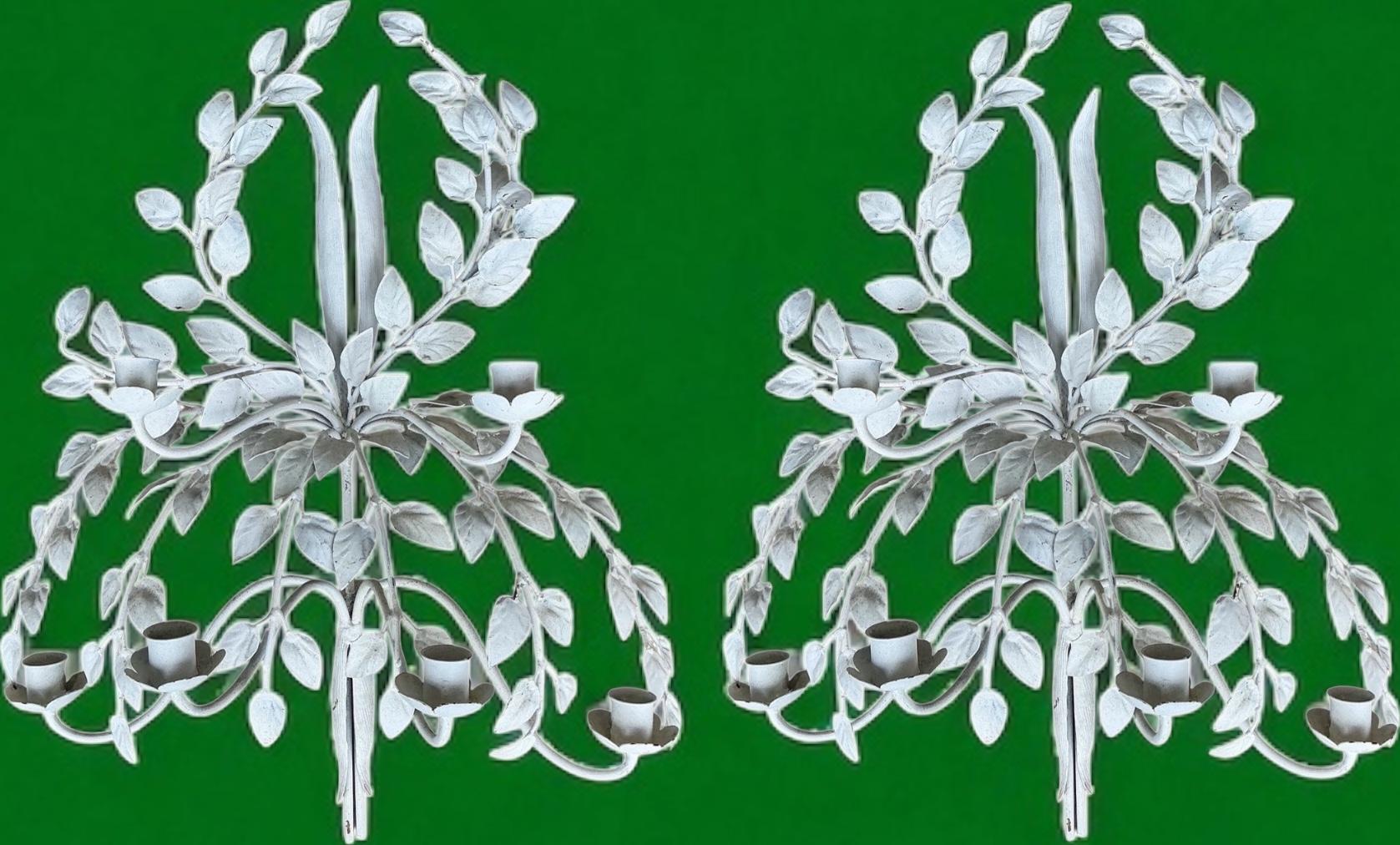 Hollywood Regency Era White Tole Sechs Licht Blattmotiv Metall Wandleuchten - Paar (Italienisch) im Angebot