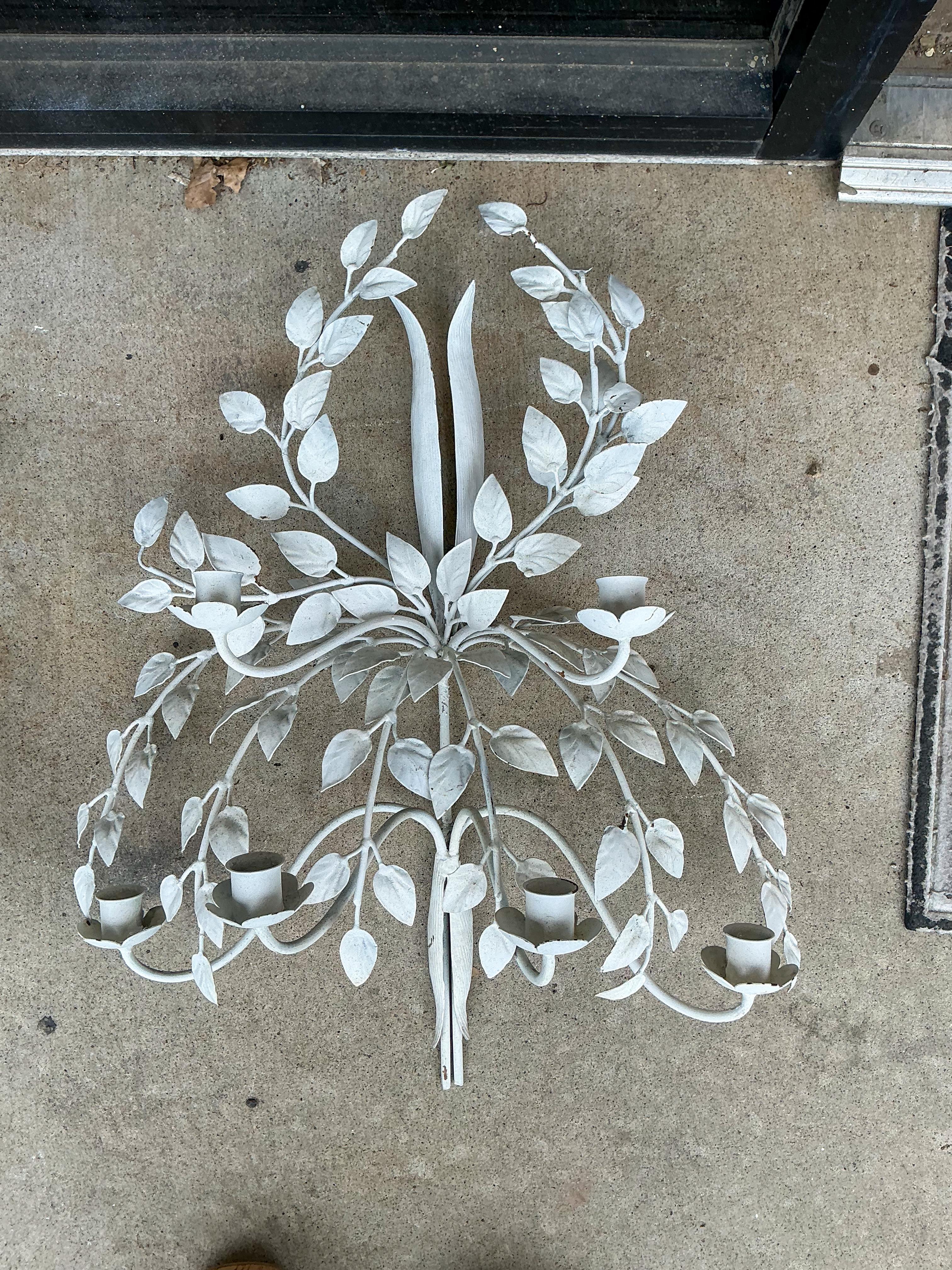 Hollywood Regency Era White Tole Sechs Licht Blattmotiv Metall Wandleuchten - Paar (20. Jahrhundert) im Angebot