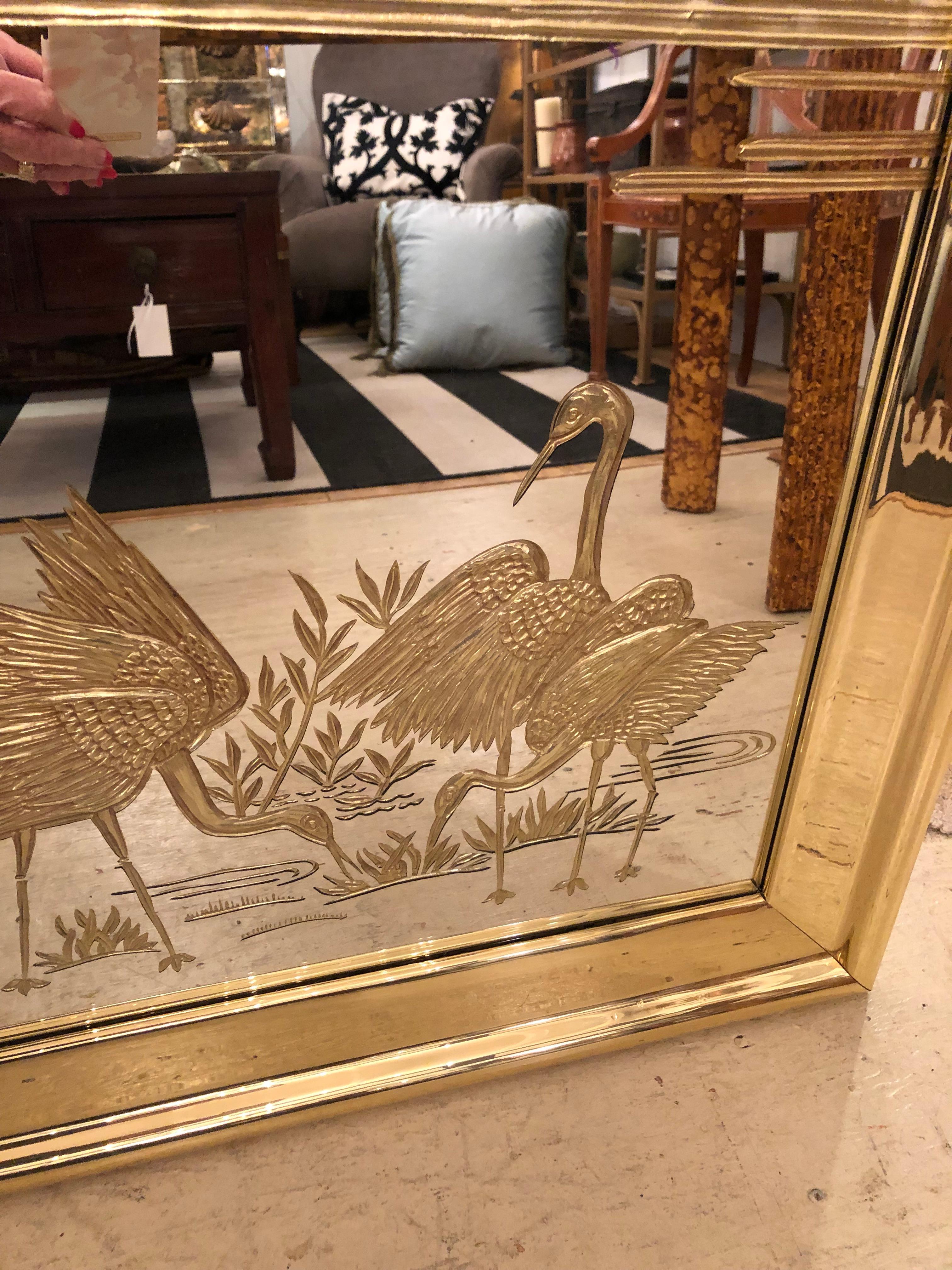 Américain Miroir gravé Hollywood Regency avec décoration en églomisé doré et cadre en laiton en vente