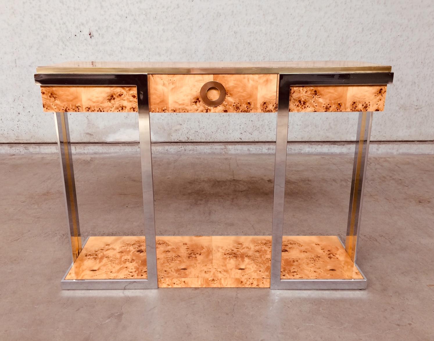 Vintage Mid-Century Modern Design Hollywood Regency Style Luxurious and exceptional console by Willy RIZZO in burl elm with brass, « Alveo » Range by Willy Rizzo.
Retailed by the Italian company Mario Sabot from 1972. 
Veneered in quality burl elm