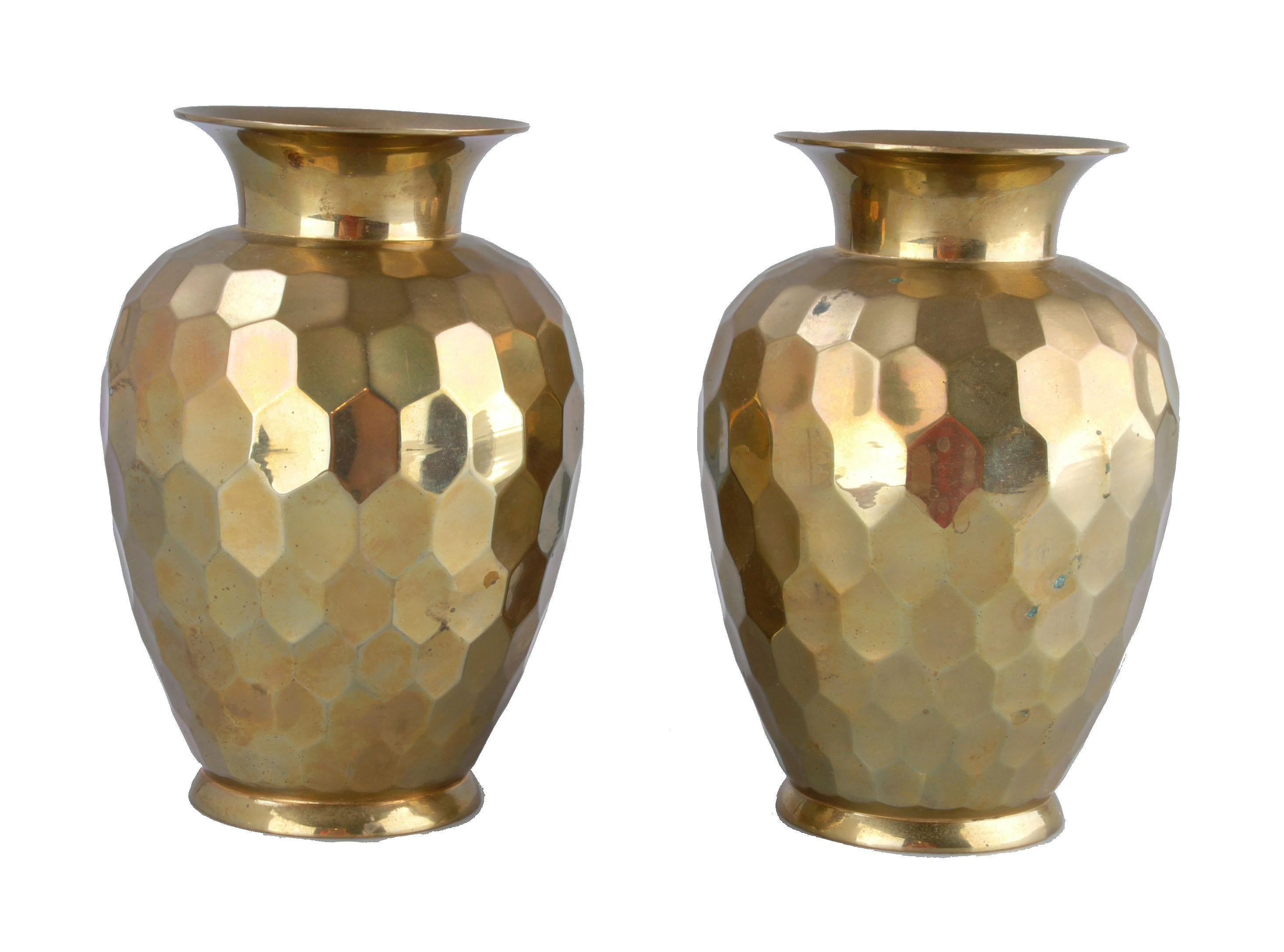 A pair of Hollywood Regency faceted decorative brass vases.
This set is wonderfully made and elegant in appearance.