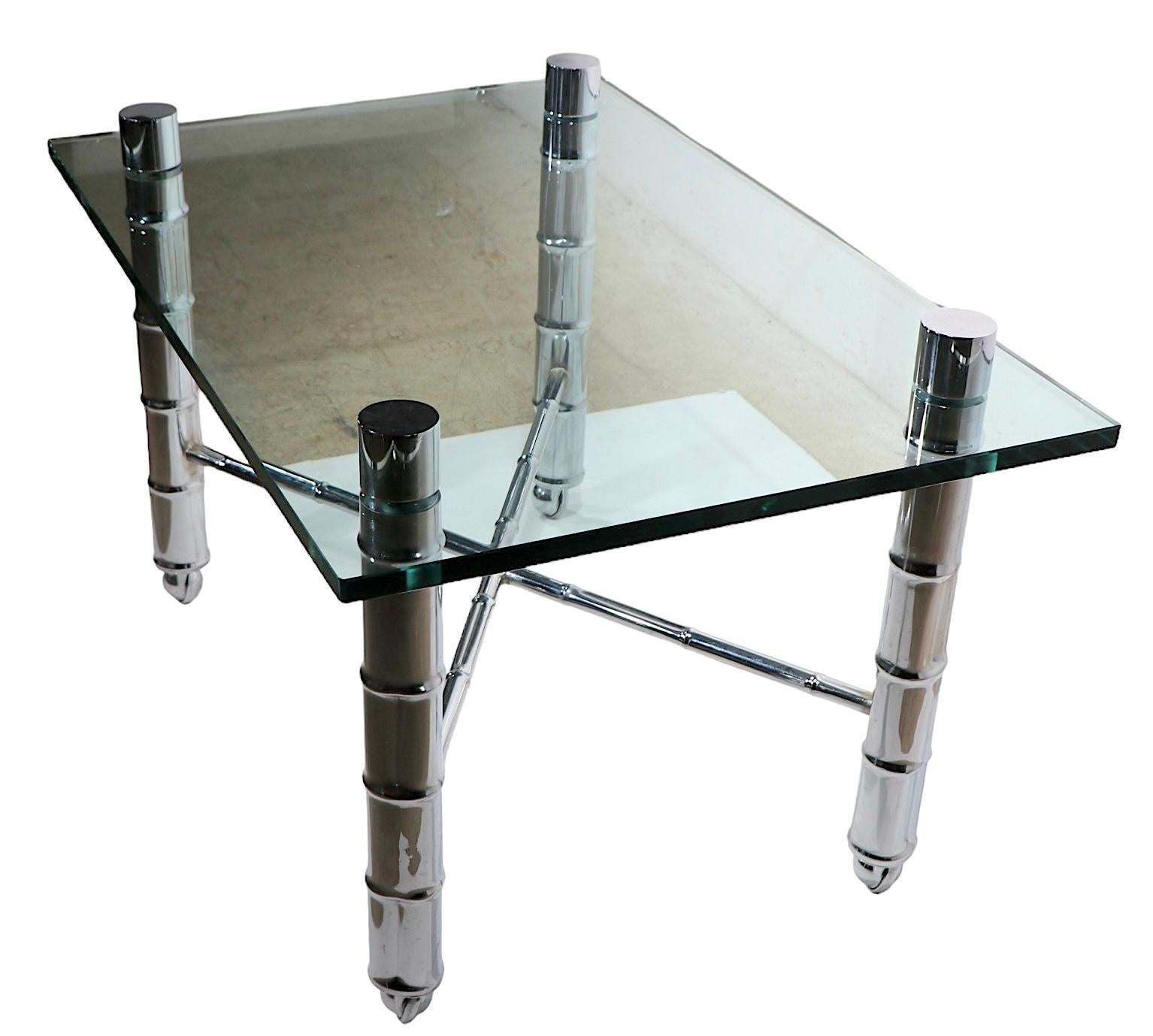 Hollywood Regency Table d'appoint en faux bambou, chrome et verre A.I.C. C.C. en vente