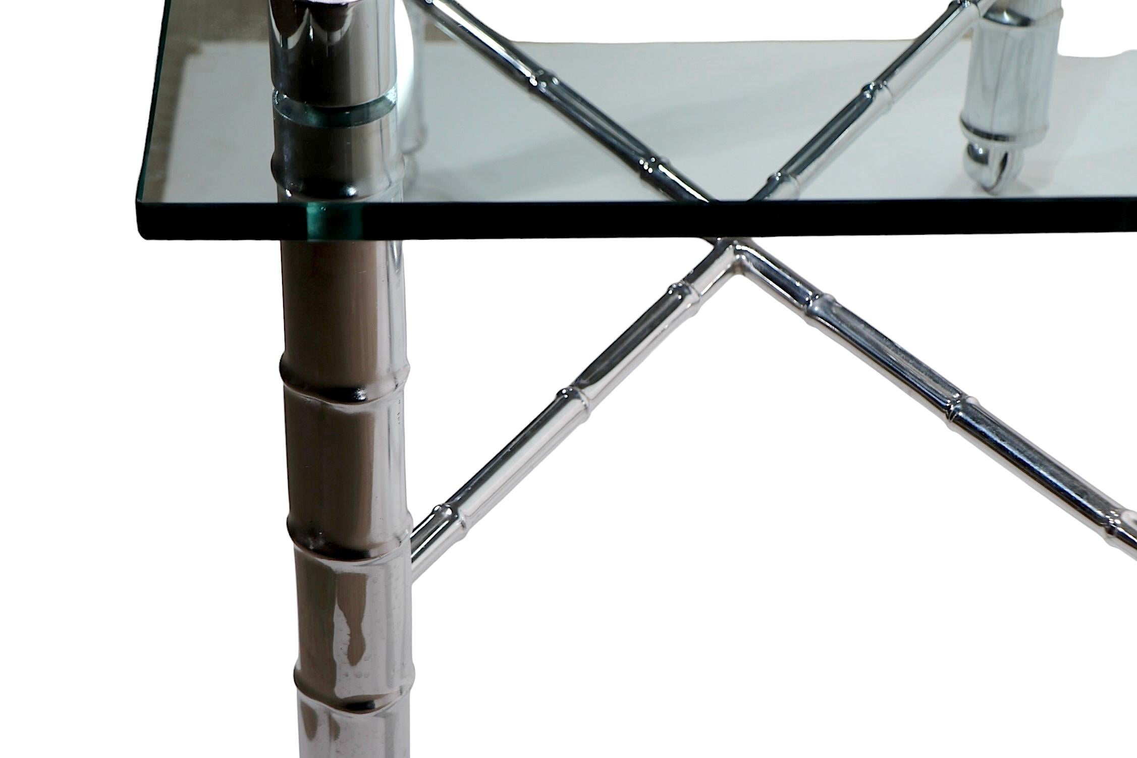 Américain Table d'appoint en faux bambou, chrome et verre A.I.C. C.C. en vente