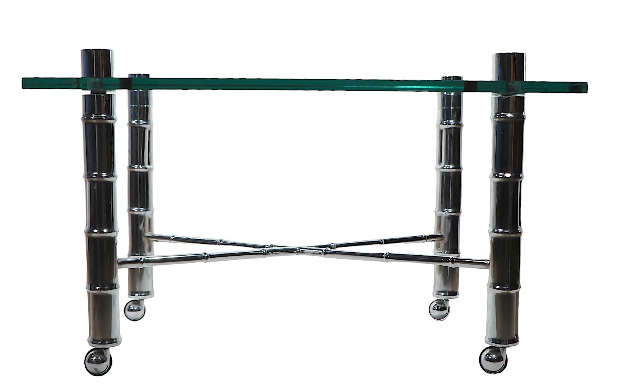 Table d'appoint en faux bambou, chrome et verre A.I.C. C.C. Bon état - En vente à New York, NY