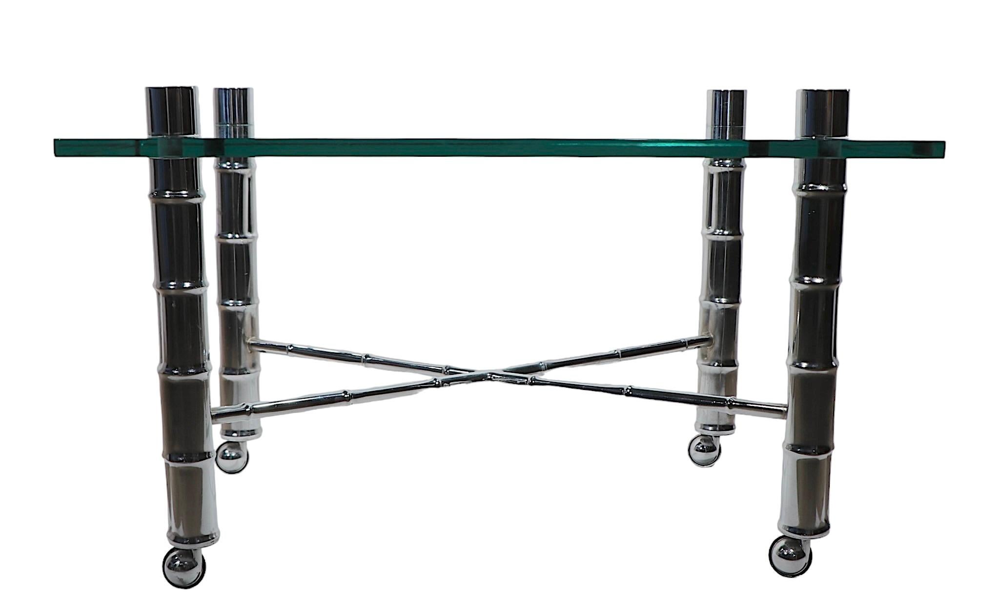 20ième siècle Table d'appoint en faux bambou, chrome et verre A.I.C. C.C. en vente
