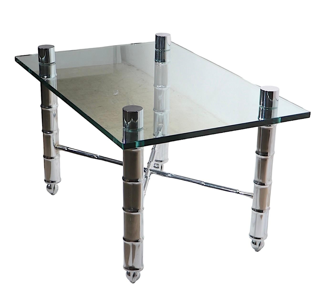 Table d'appoint en faux bambou, chrome et verre A.I.C. C.C. en vente 1