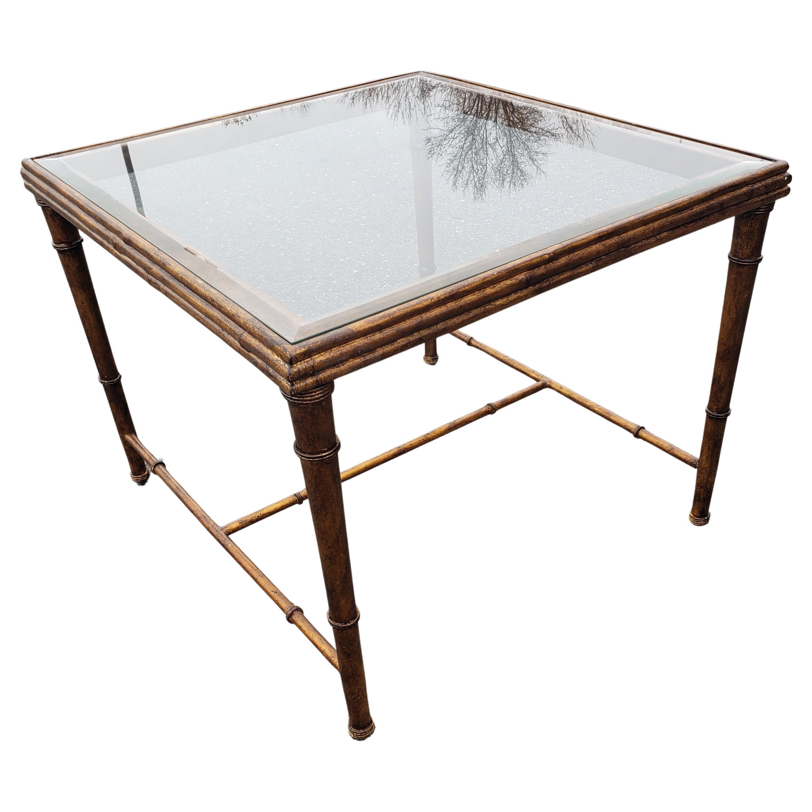 20ième siècle Table centrale ou table d'appoint Hollywood Regency en faux bois de bambou doré, métal et verre en vente