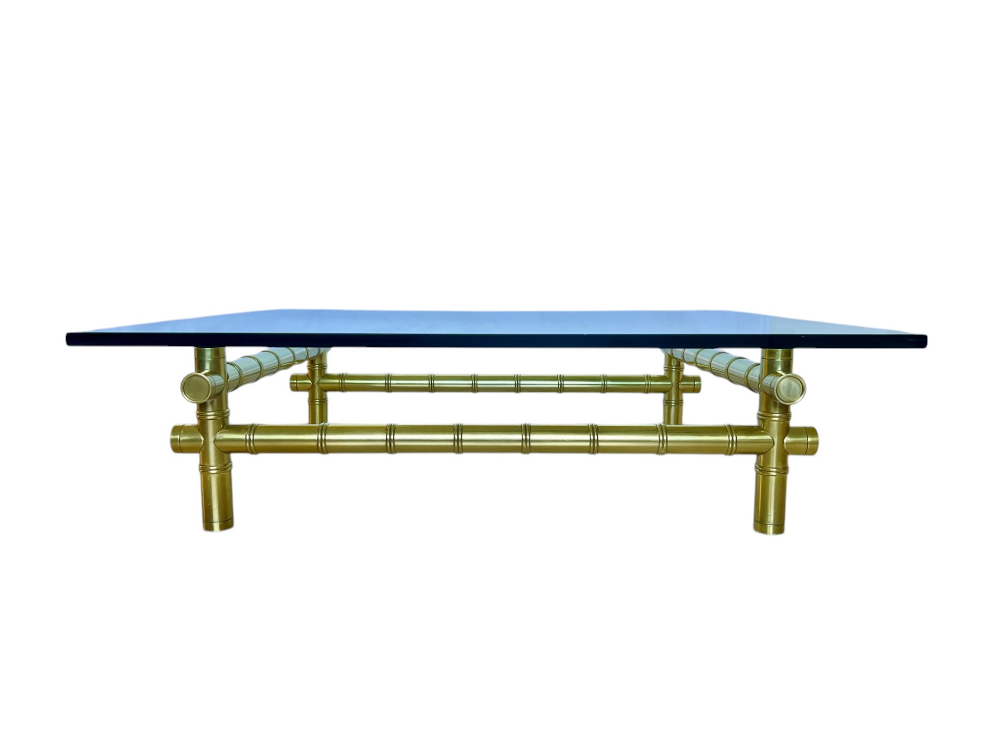 Table basse en métal doré faux bambou, style régence hollywoodienne des années 1980, avec plateau en verre rectangulaire. Base en aluminium avec bandes dorées et couvercle en verre épais.

Dimensions :
Encombrement - 43 