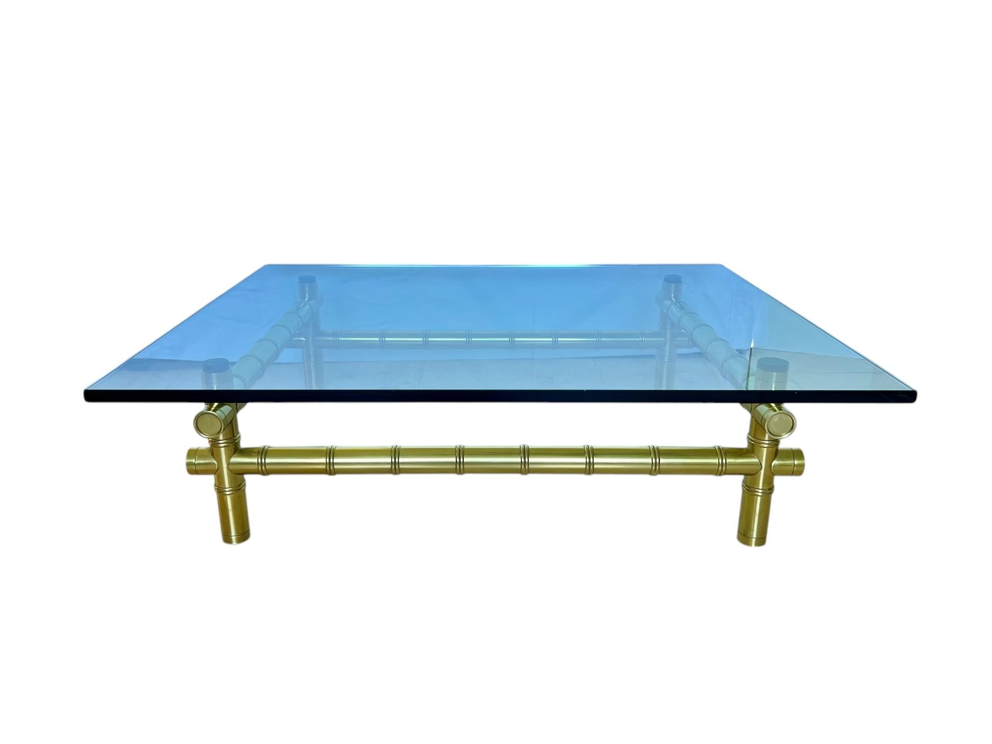 20ième siècle Table basse Hollywood Regency en faux bambou et verre doré, années 1980 en vente