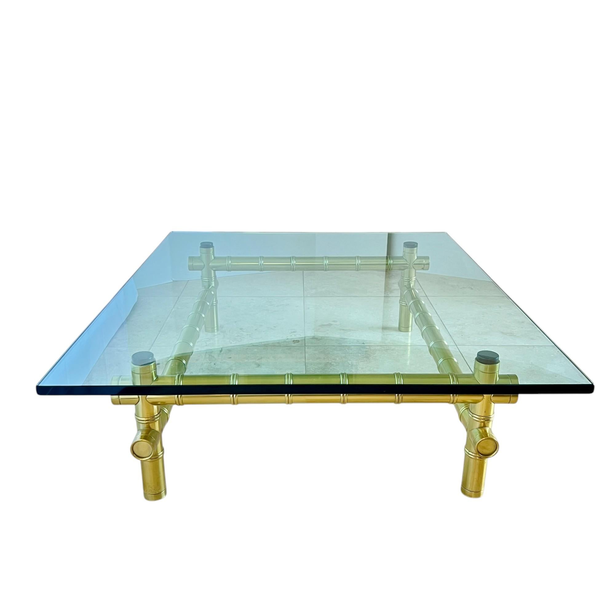 Table basse Hollywood Regency en faux bambou et verre doré, années 1980 en vente 1